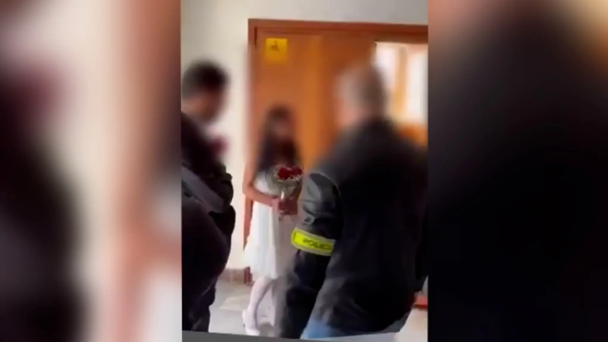 Nevestu v putách odvádzajú policjati.