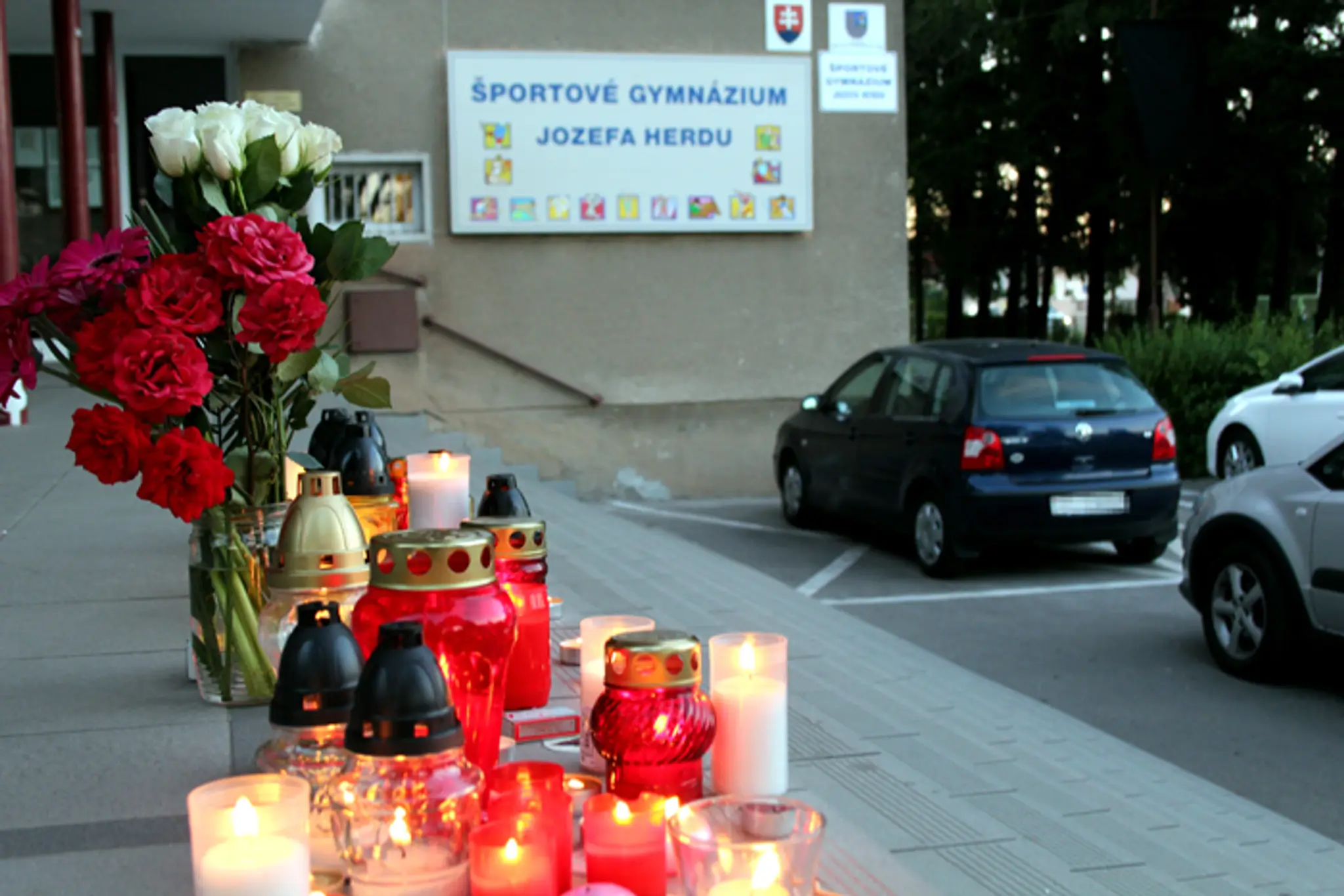 Horiace sviečky pred gymnáziom Jozefa Herdu, ktorého študenti sa stali obeťami nehody.
