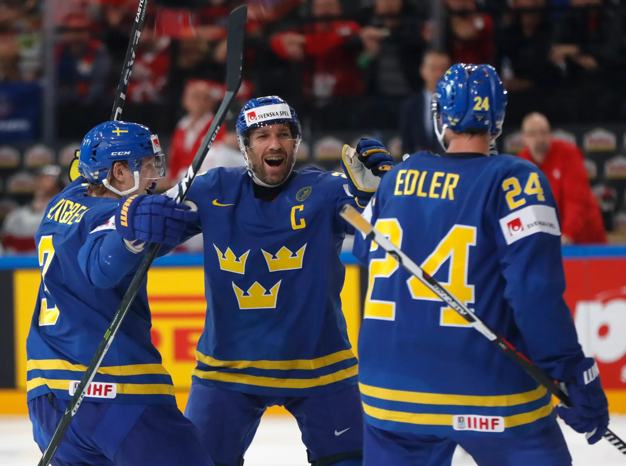Sprava Alexander Edler, Joel Lundqvist a John Klingberg zo Švédska po góle v sieti Švajčiarska vo štvrťfinále MS 2017.