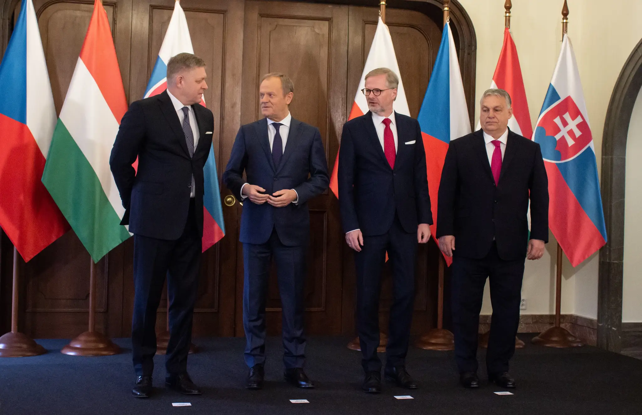 Na snímke zľava slovenský premiér Robert Fico, poľský premiér Donald Tusk, český premiér Petr Fiala a maďarský premiér Viktor Orbán pózujú na summite predsedov vlád V4.