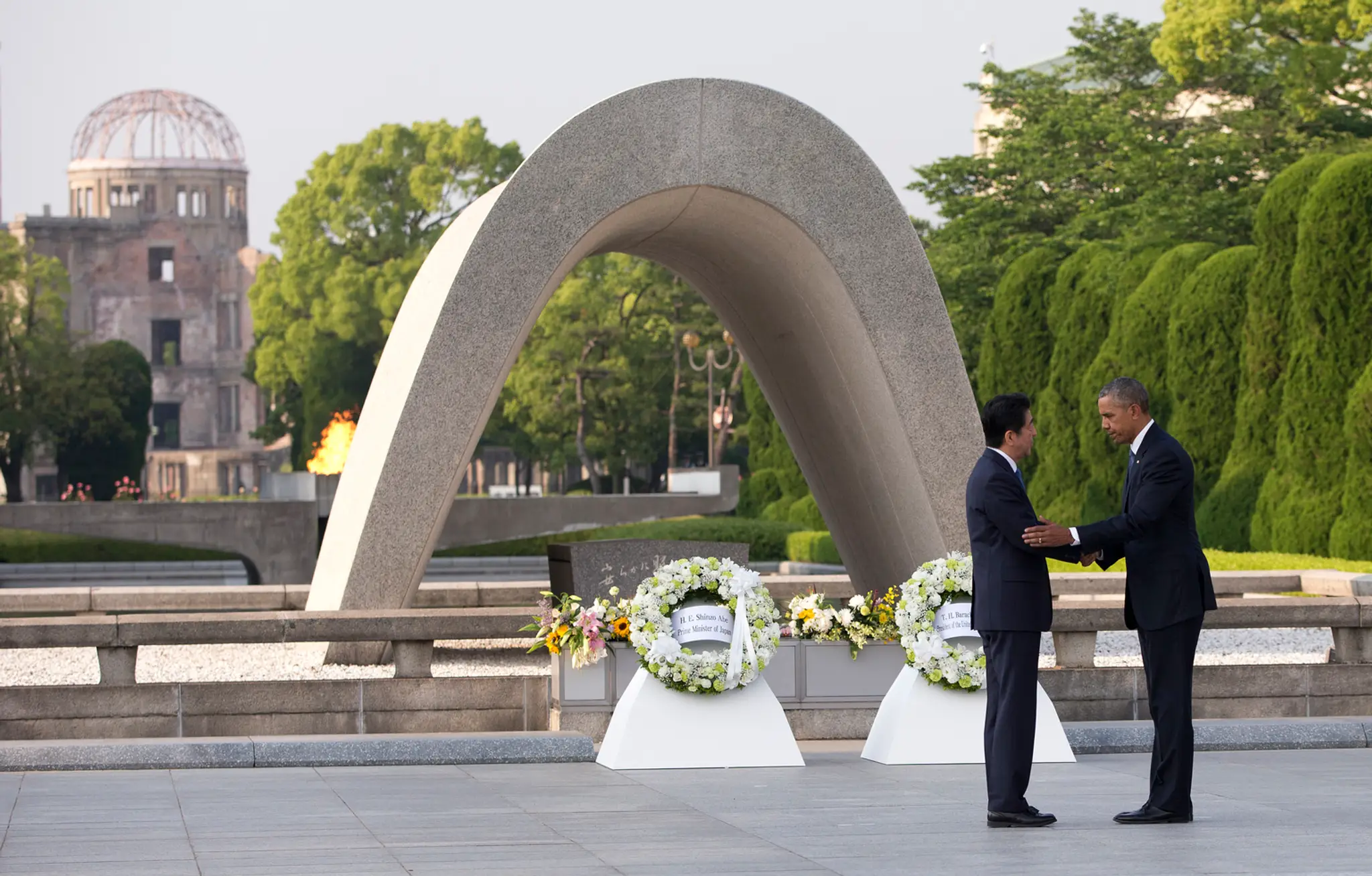 Prezident Barack Obama (vpravo) a japonský premiér Šinzó Abe si podali ruky po položení vencov k pomníku obetí v Hirošime.