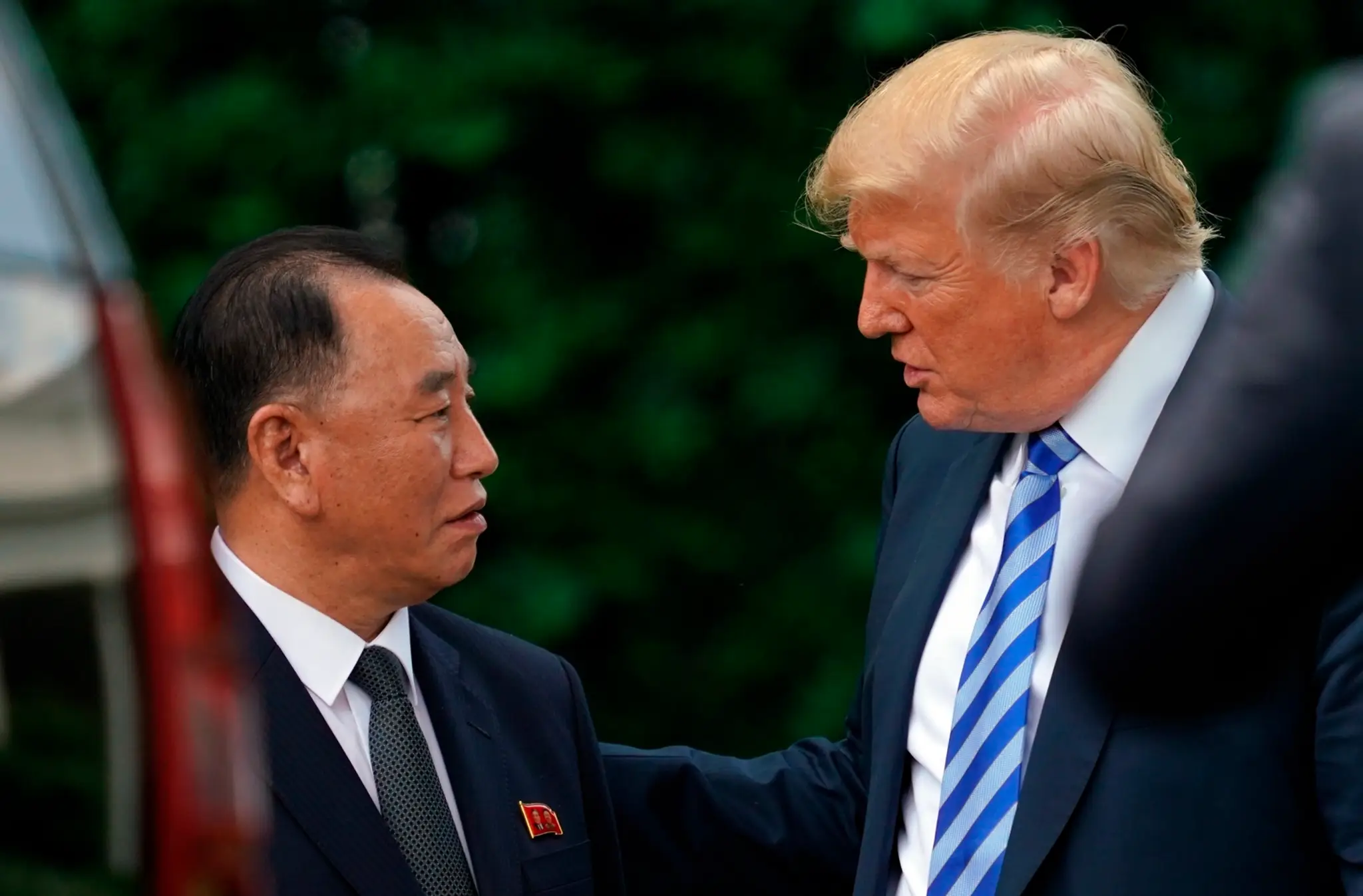 Americký prezident Donald Trump (vpravo) a severokorejský vyslanec Kim Jong-čchol.
