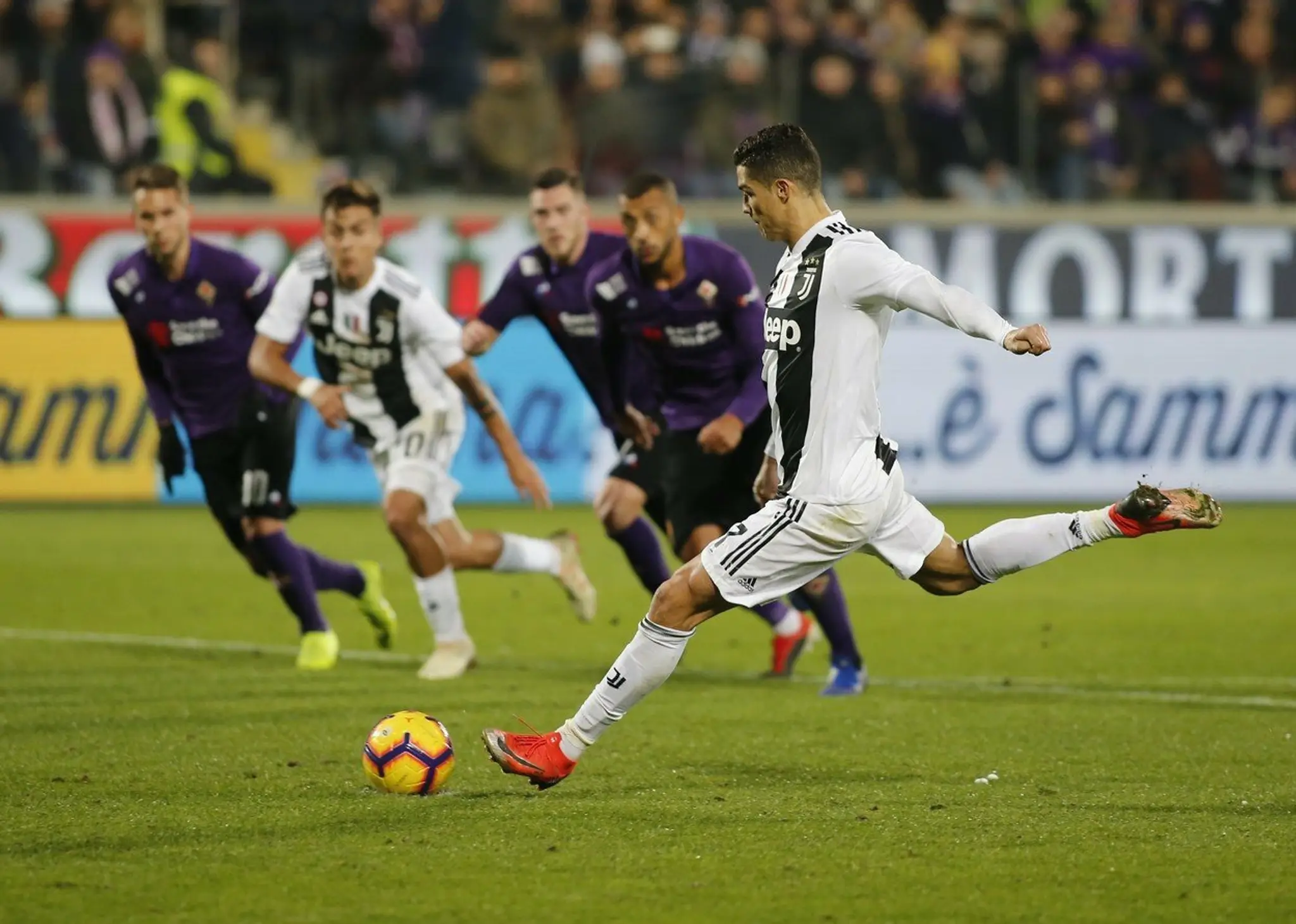 Cristiano Ronaldo naprahuje z diaľky.