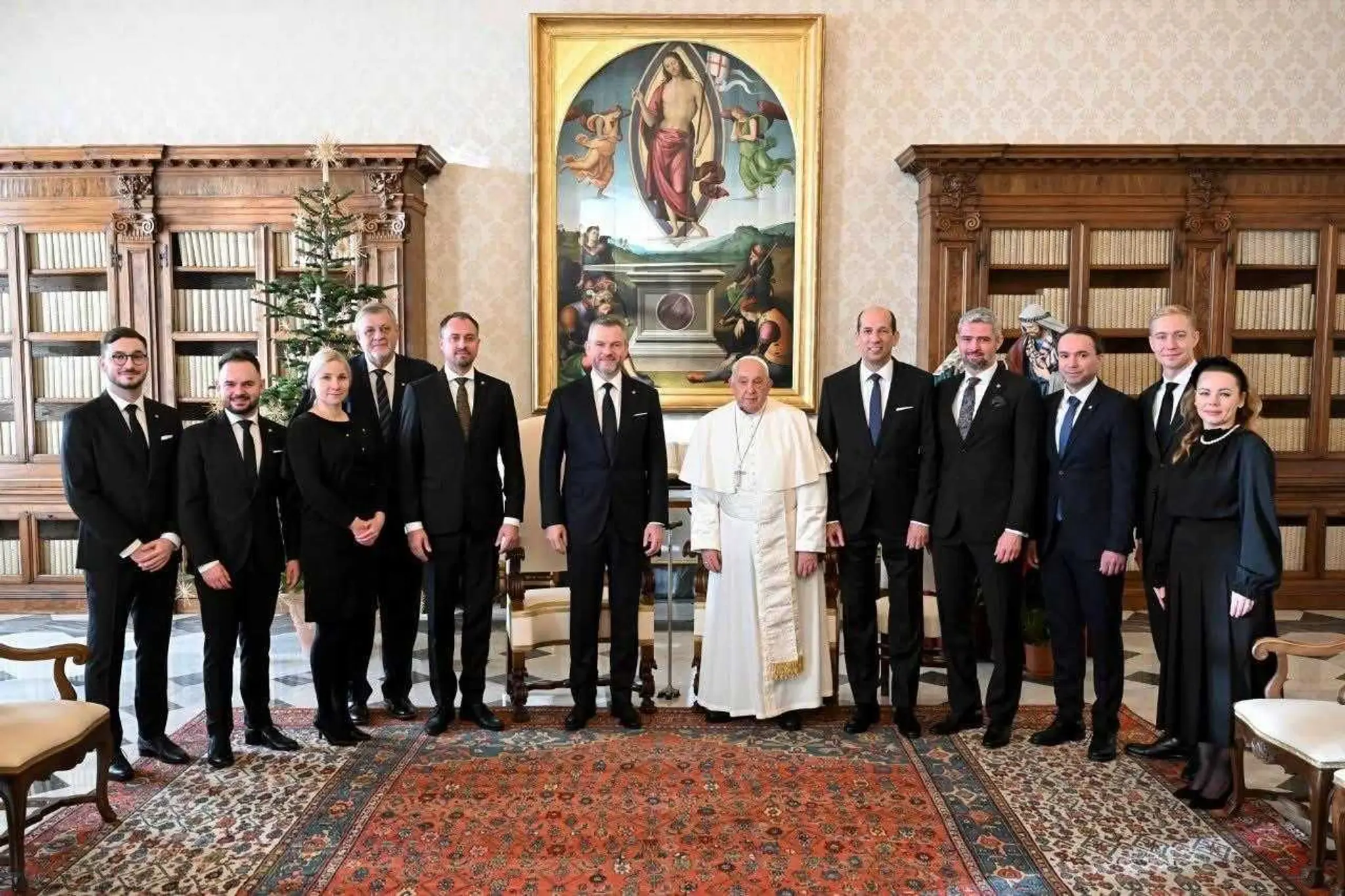 Prezident s pápežom a delegáciou na spoločnej fotografií