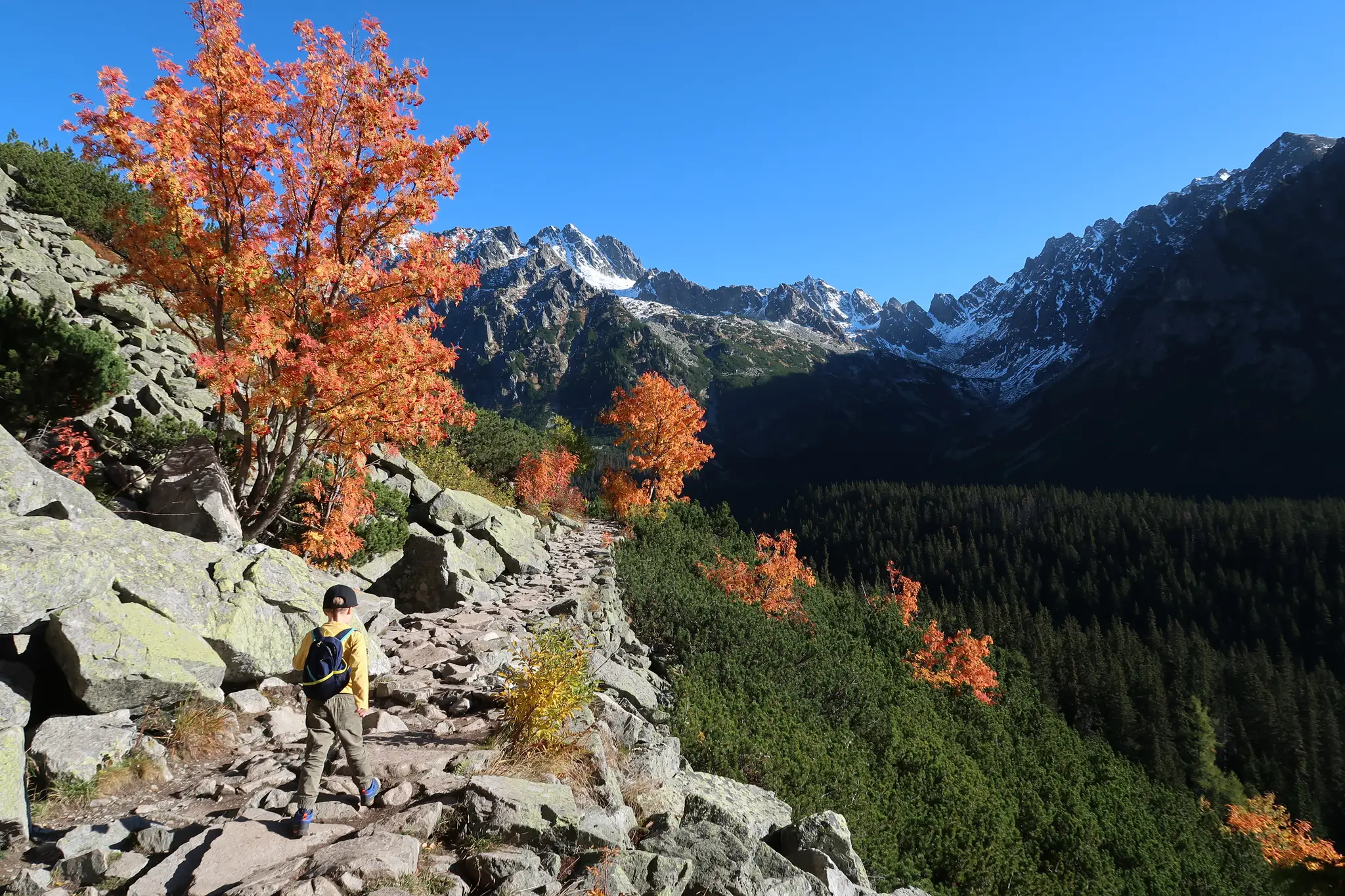 Na snímke jesenná turistika vo Vysokých Tatrách, trasa zo Štrbského na Popradské pleso.