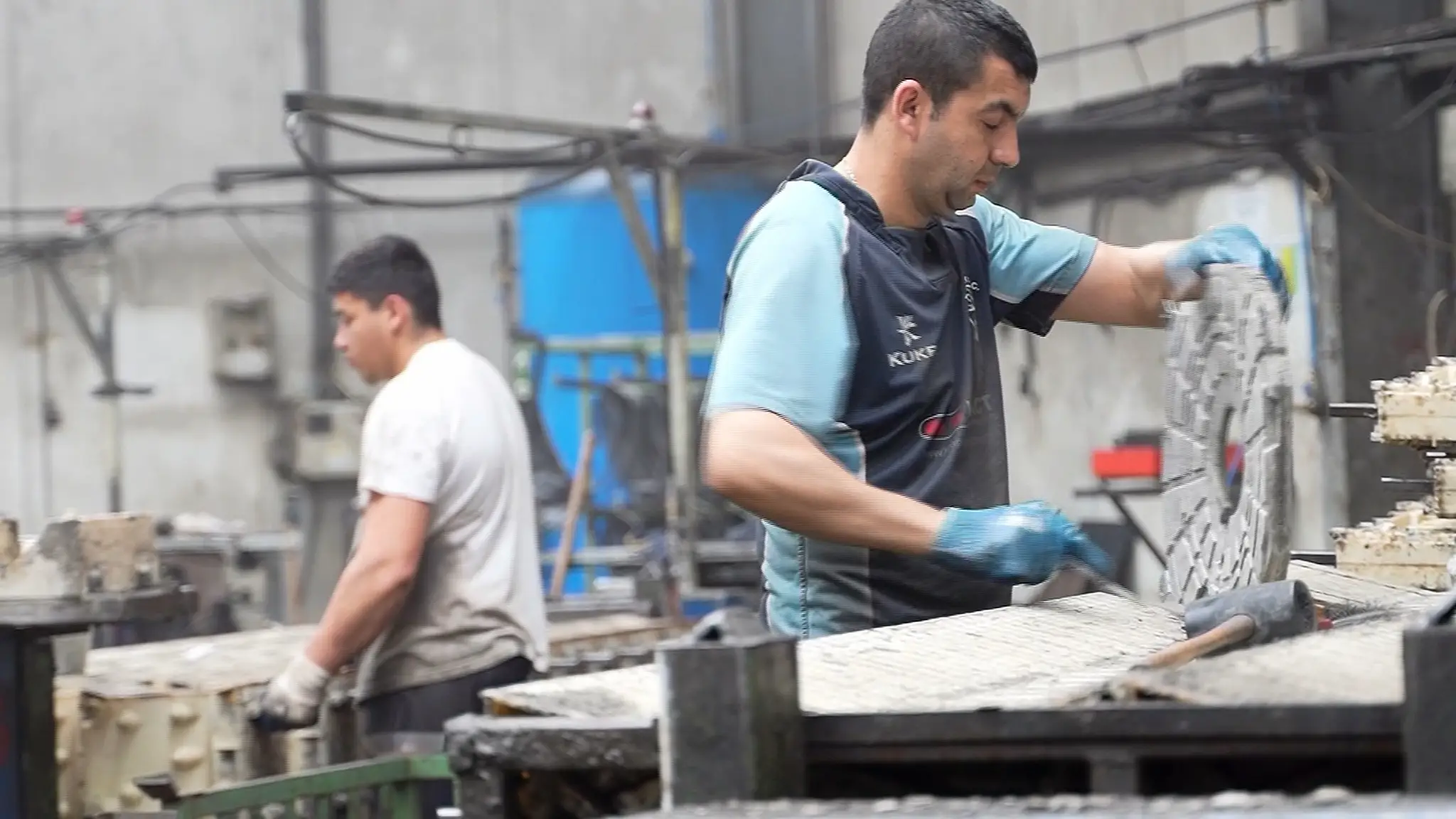 Rómovia pracujú vo fabrike.
