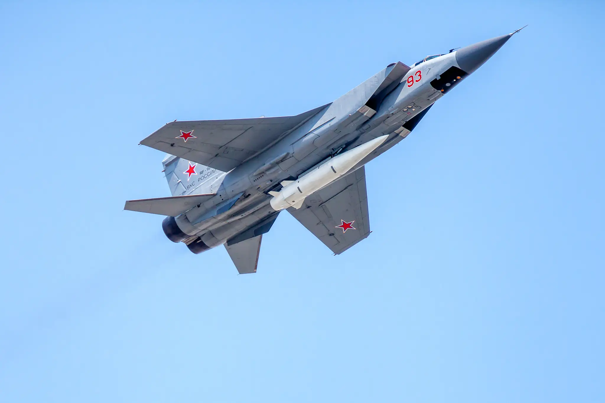 Ruská stíhačka MiG-31 s raketou Kh-47M2 Kinžal.  