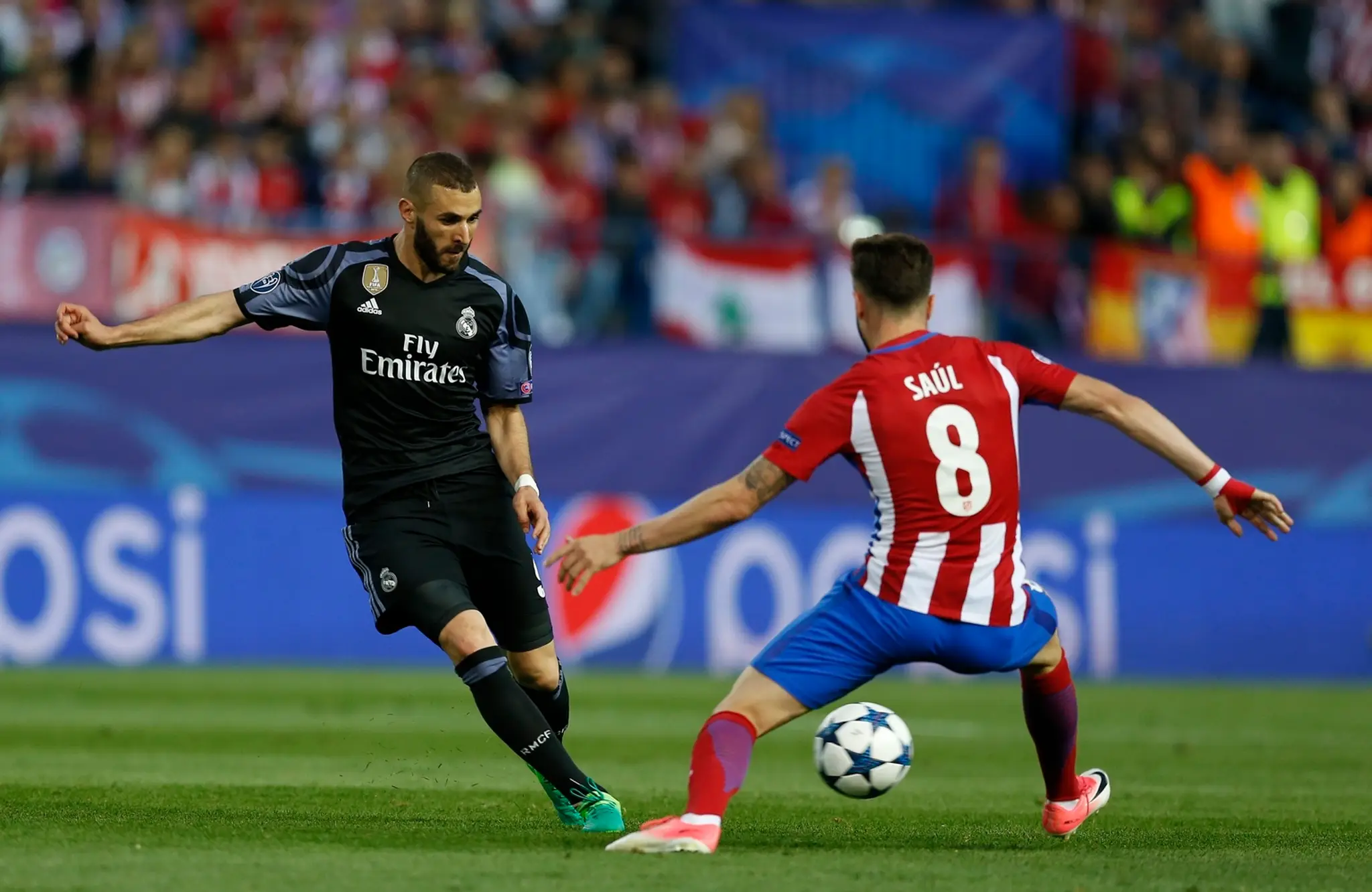 Hráč Atletica Saul Ninguez (vpravo) a hráč Realu Karim Benzema