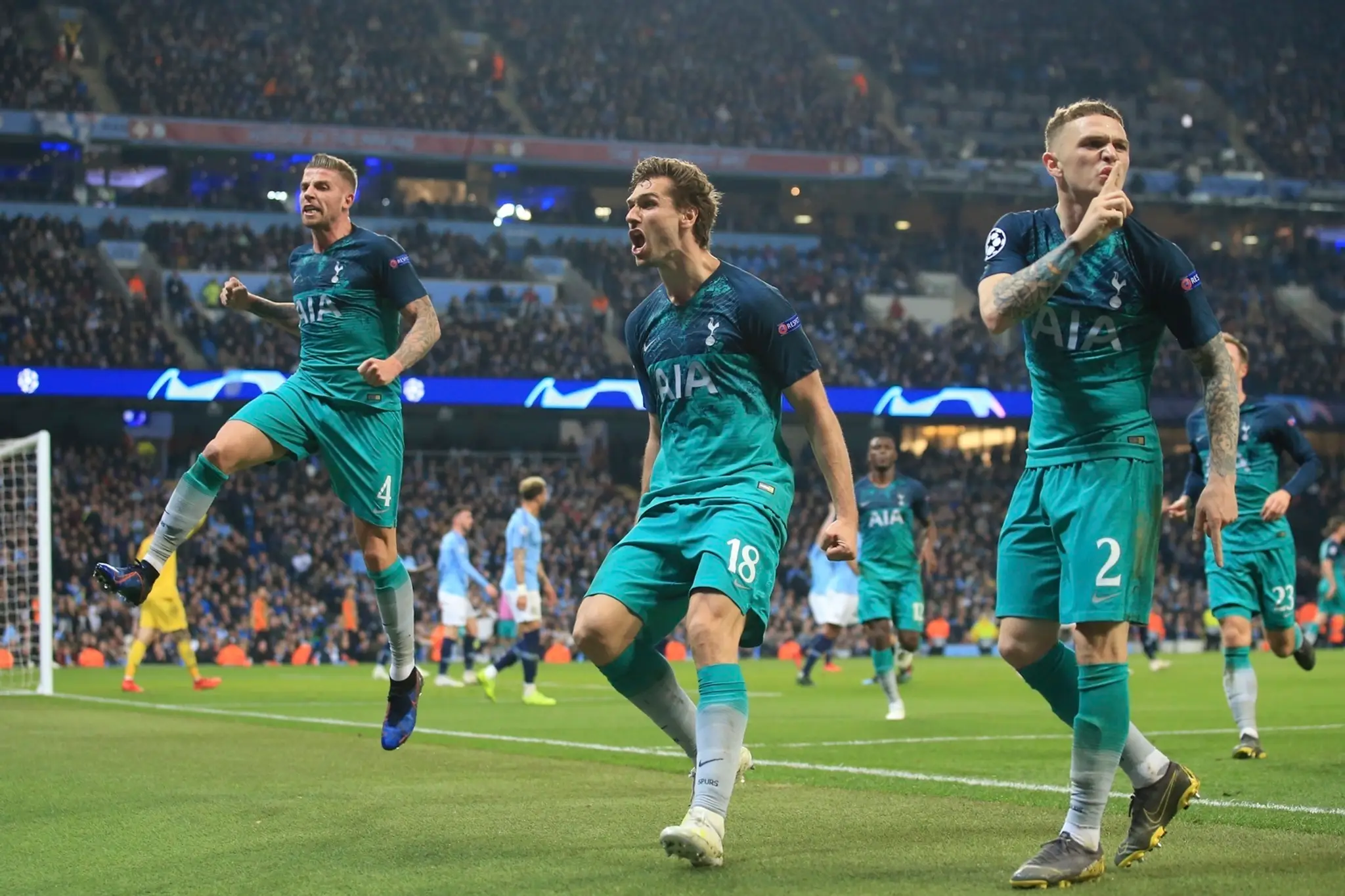 Raheem Sterling (vľavo) oslavuje so spoluhráčmi z Manchesteru City gól v odvete štvrťfinále LM proti Tottenhamu.