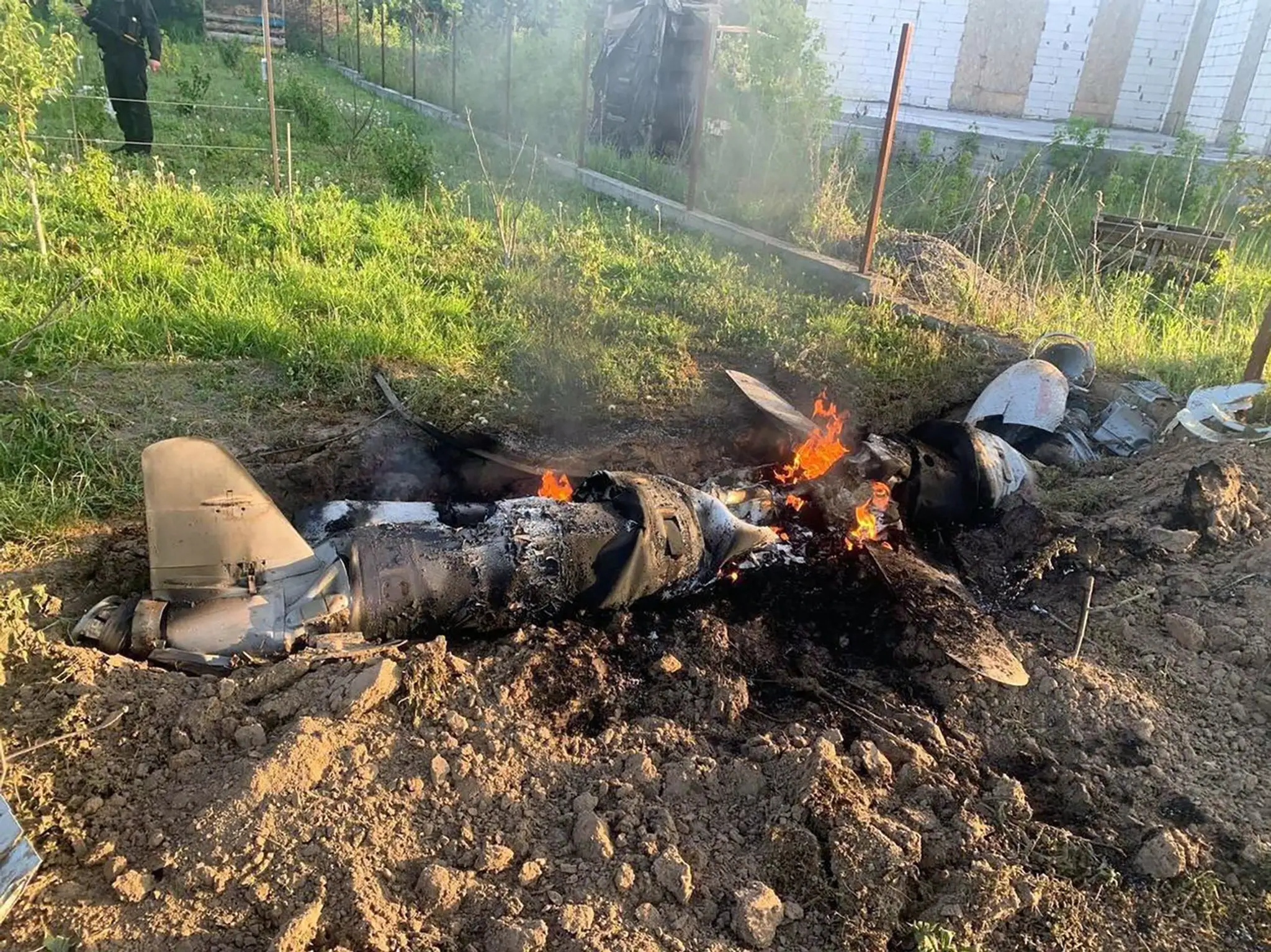 Trosky ruskej rakety, ktorú zostrelili Ukrajinci nad Kyjevskou oblasťou.