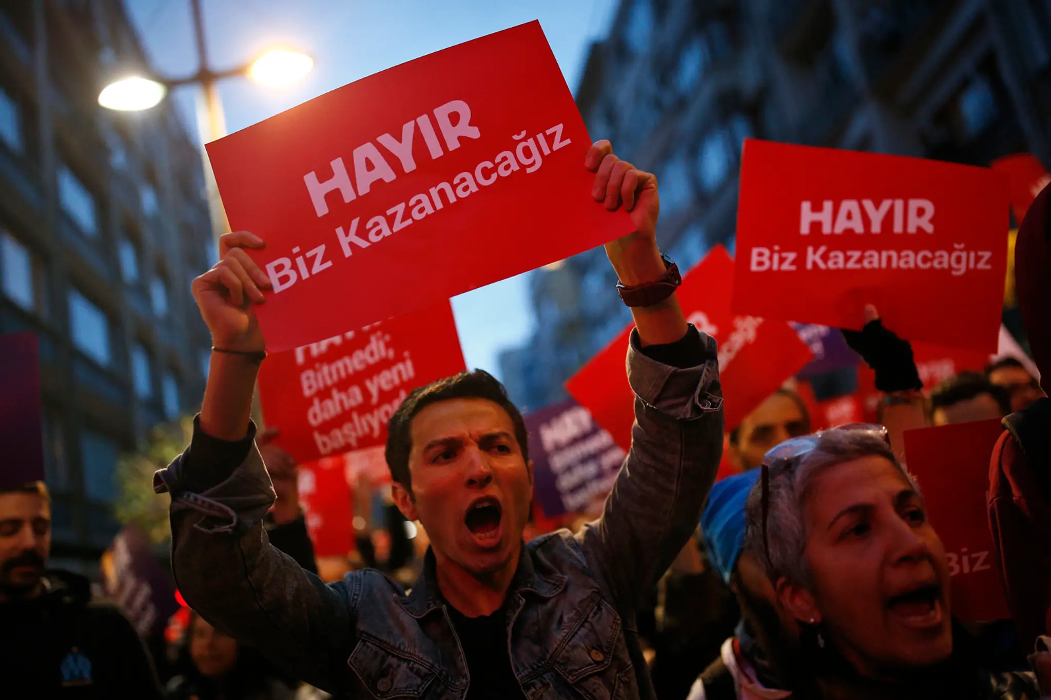 Ľudia protestujú proti výsledkom referenda v Istanbule.