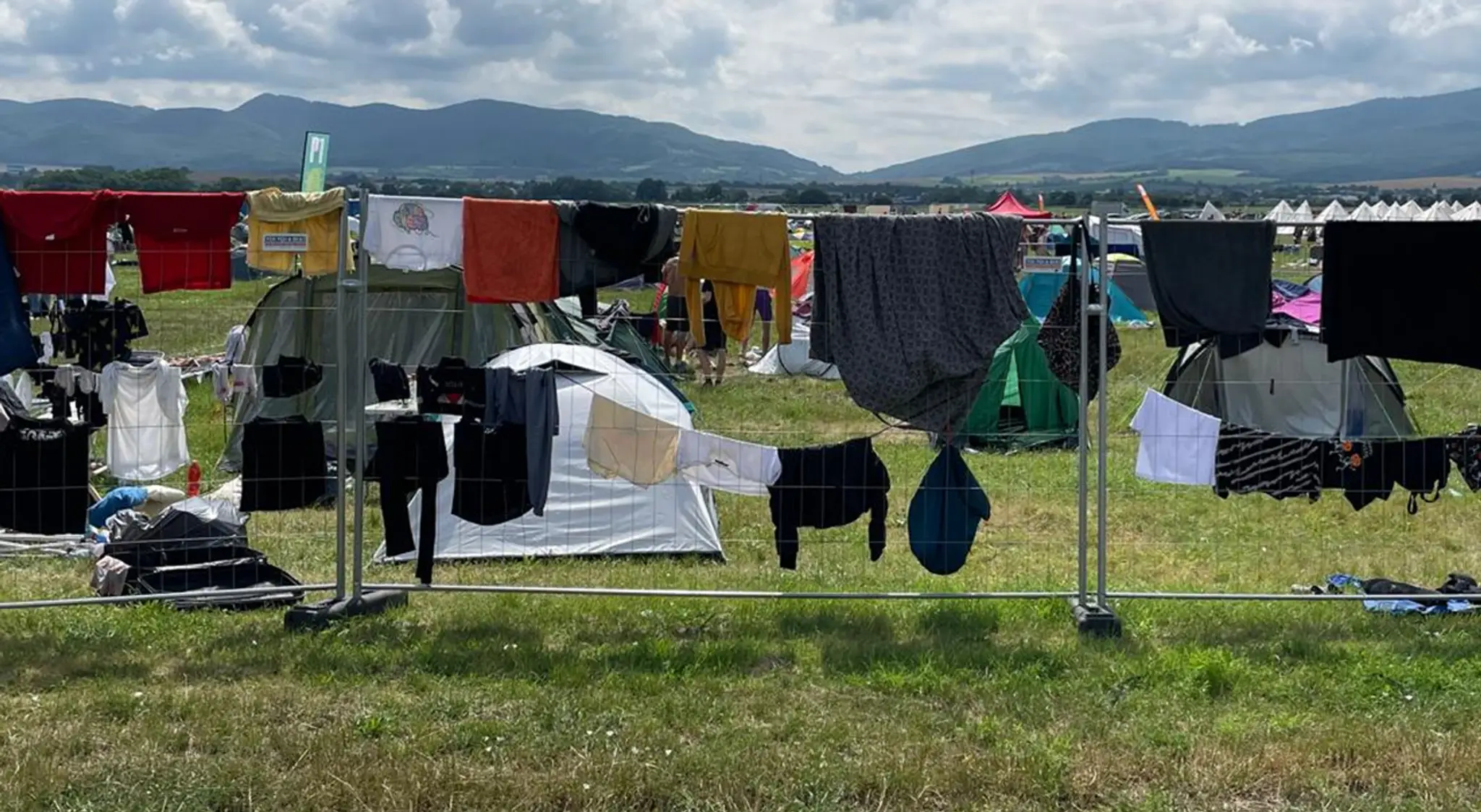 Festivalom Pohoda sa prehnala silná búrka.