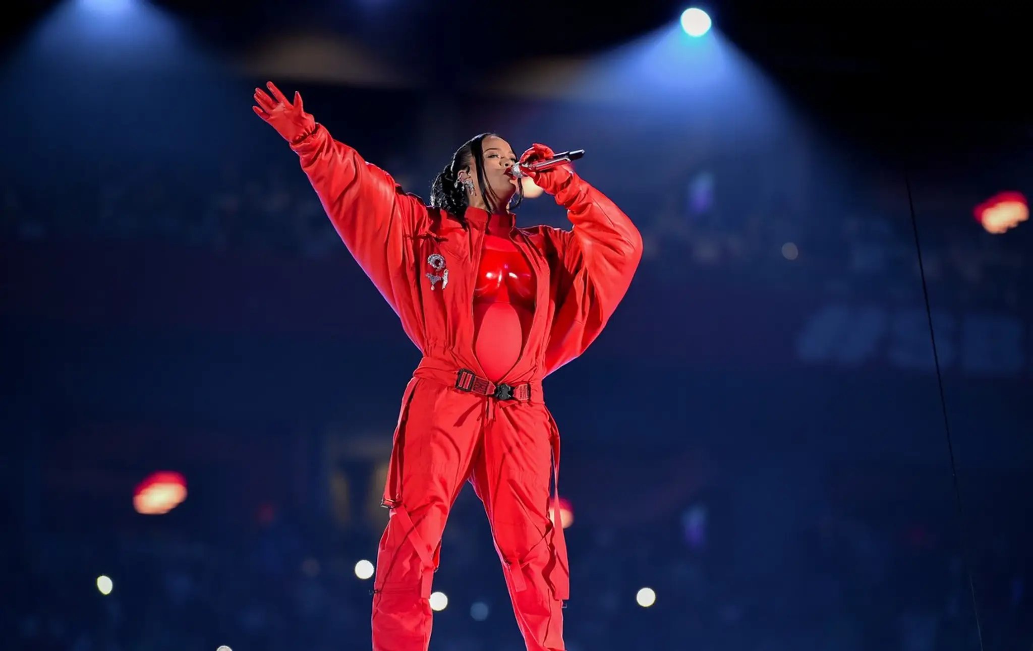 Rihanna počas Halftime Show na Super Bowle 2023