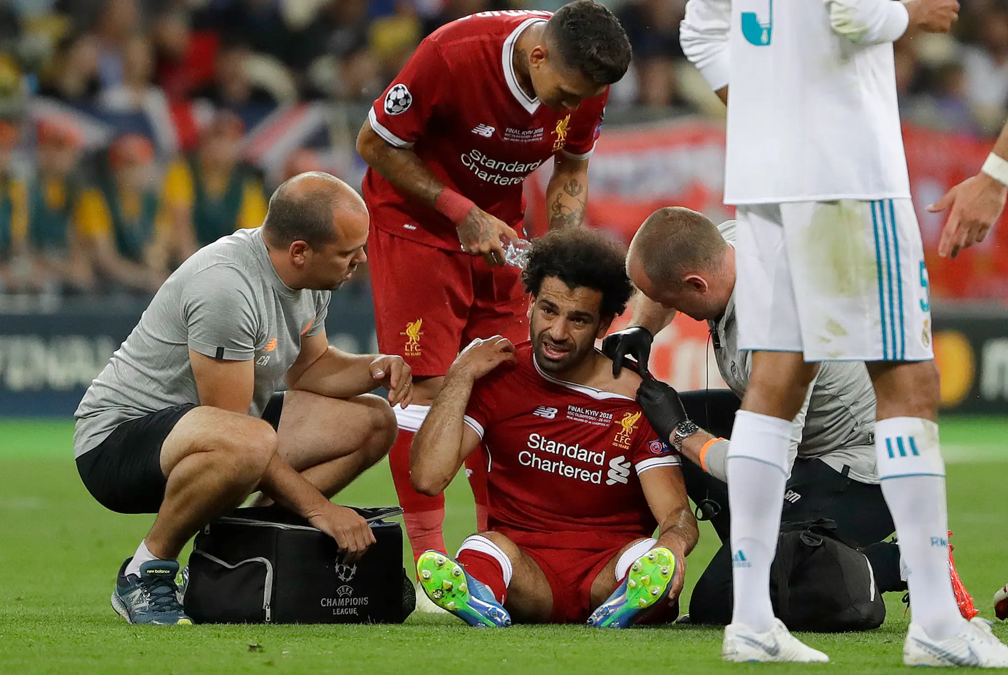 Mohamed Salah v rukách lekárov.