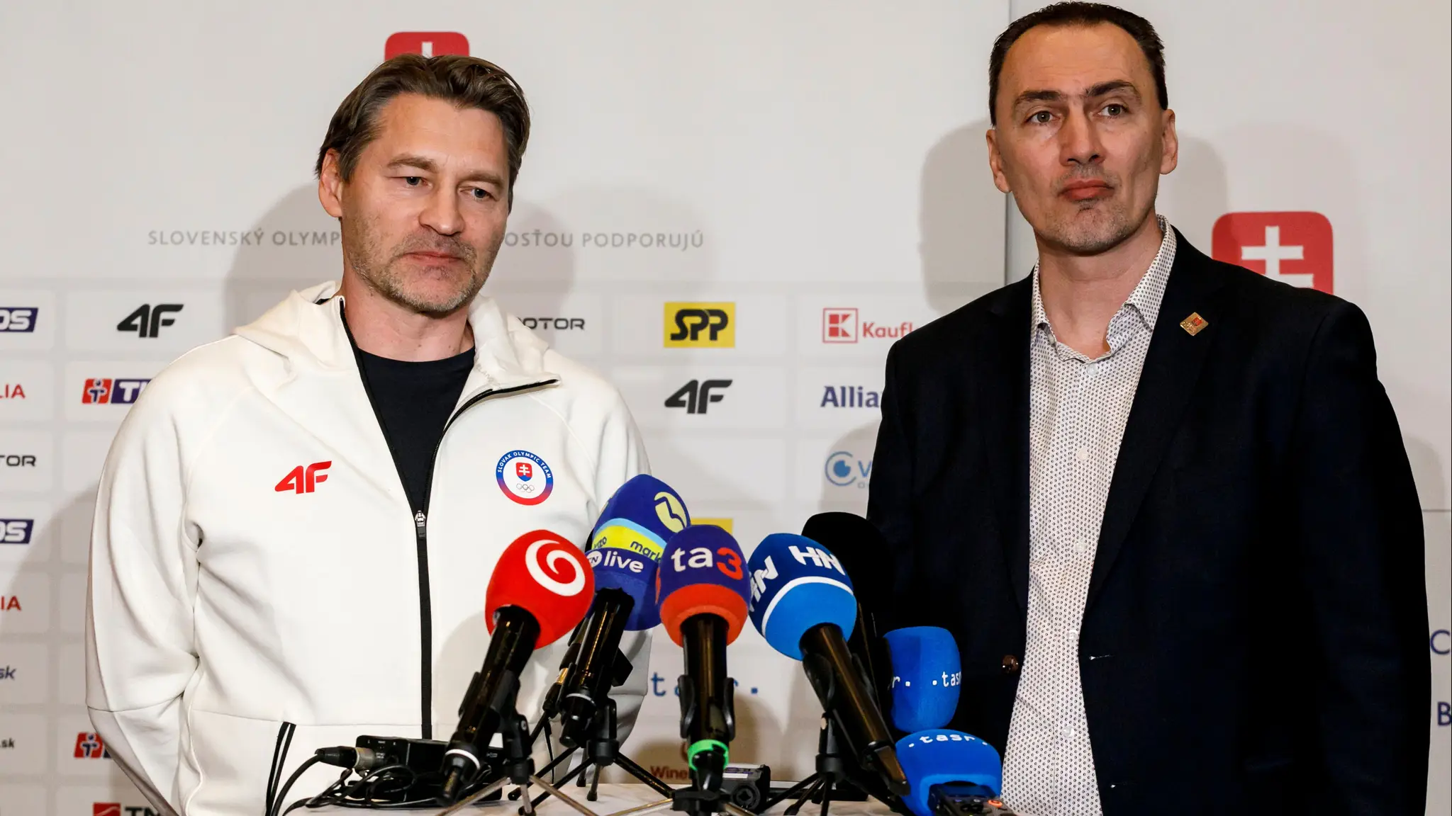 Na snímke sprava prezident SZĽH a generálny manažér reprezentácie Miroslav Šatan a hlavný tréner Vladimír Országh. (cropped)