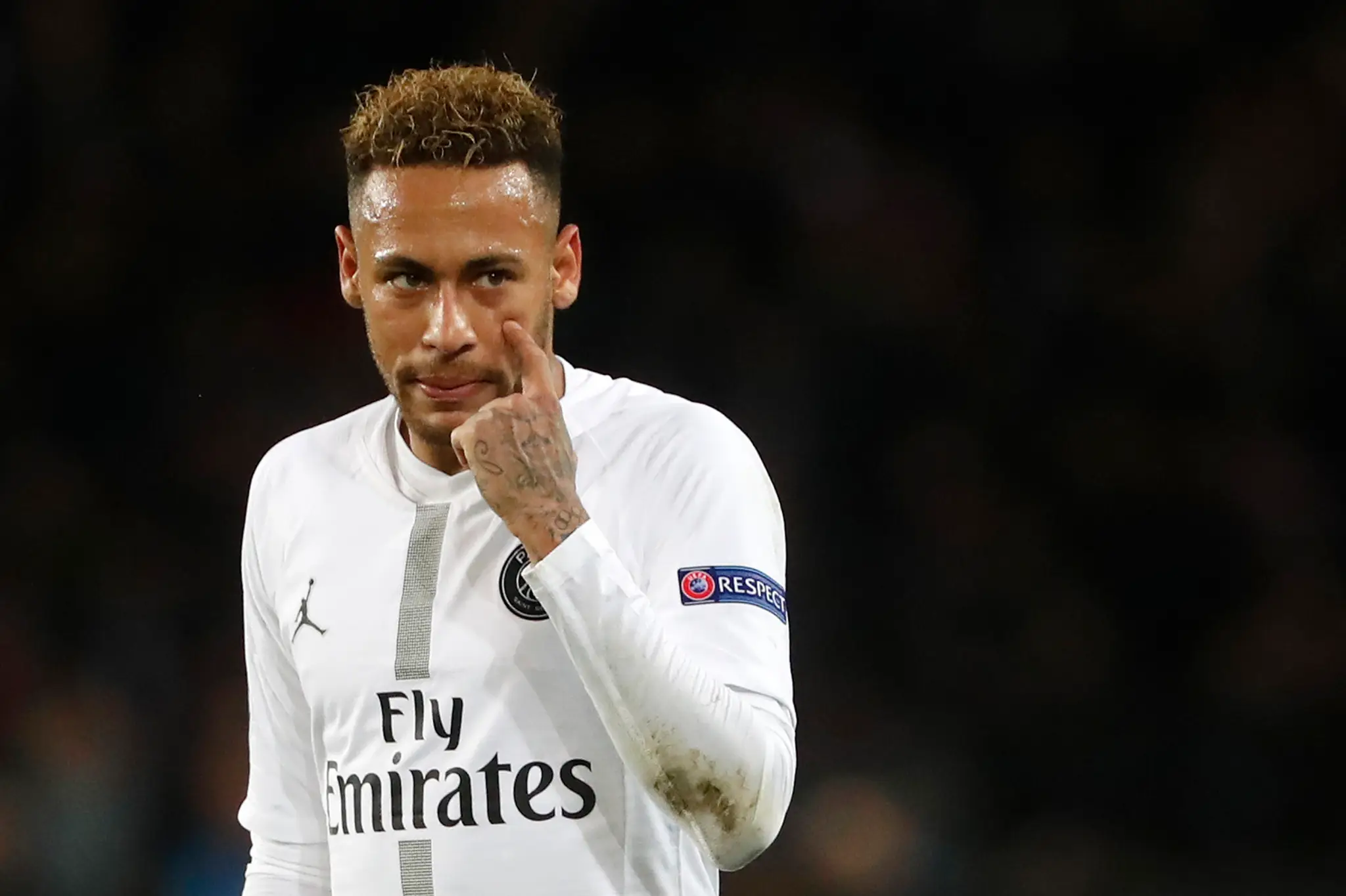 Neymar z PSG reaguje v dueli LM proti Liverpoolu.