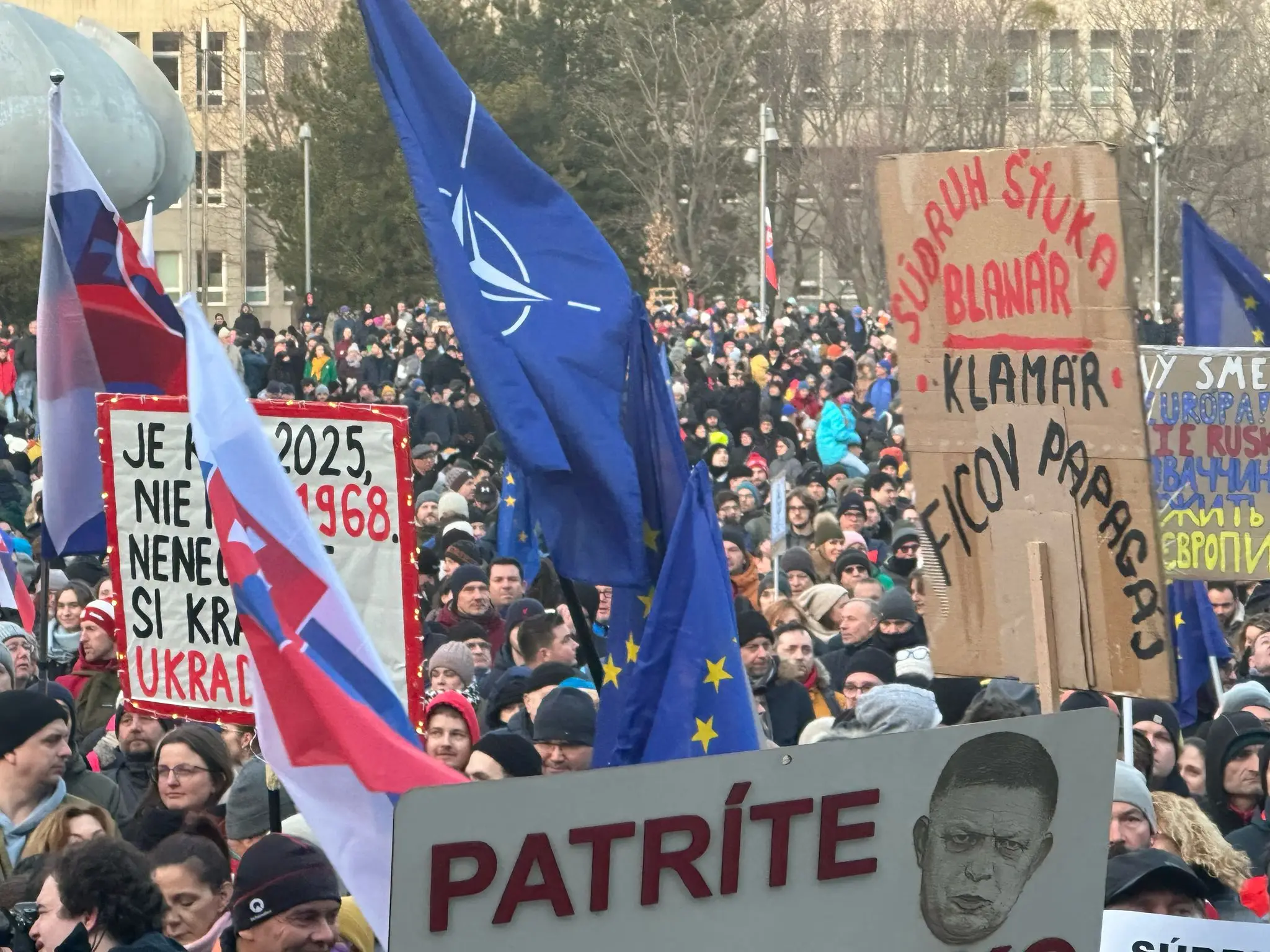 Námestie slobody v Bratislave plné ľudí