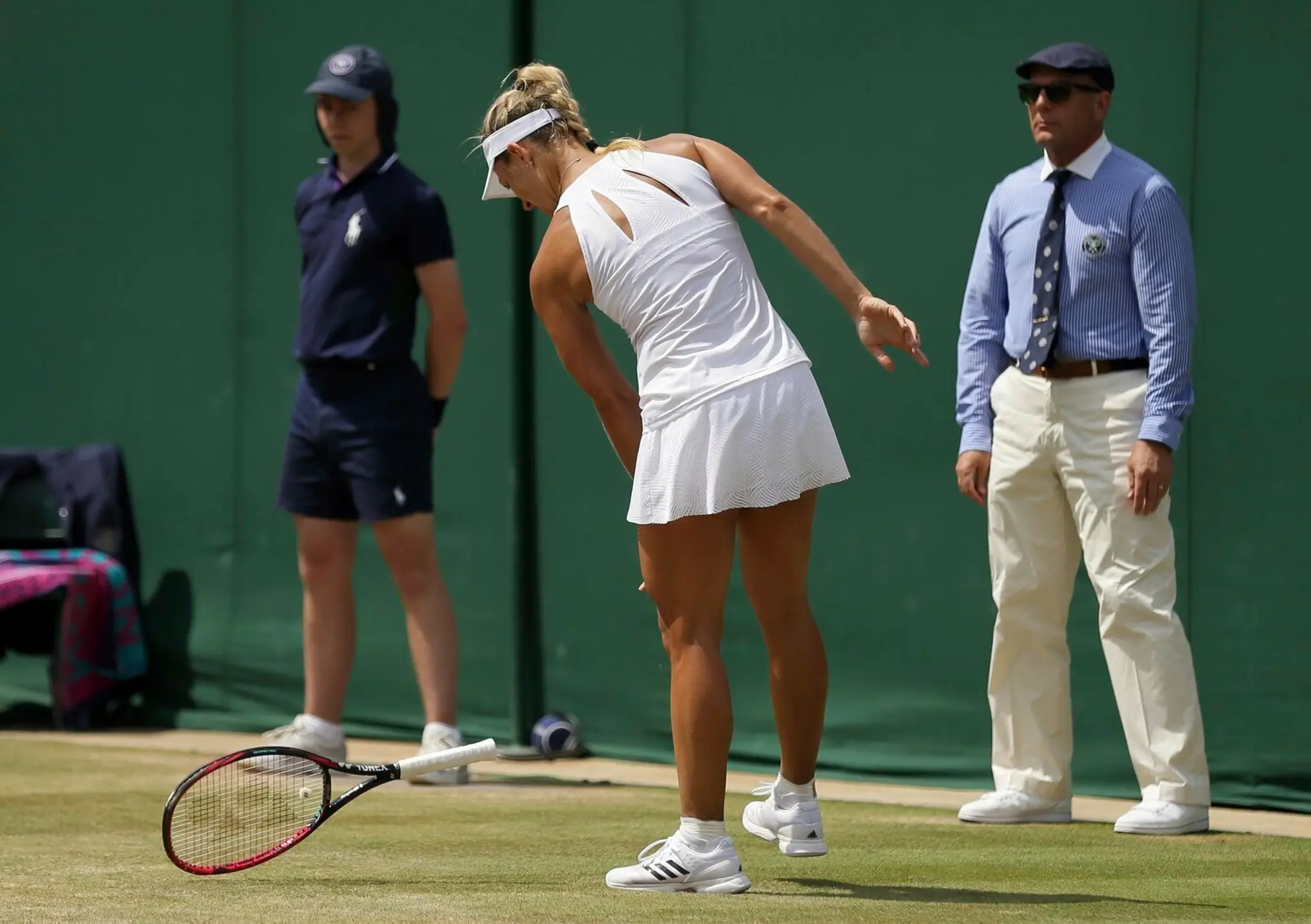 Nervózna Angelique Kerberová po neúspešnej výmene v osemfinále Wimbledonu 2017.