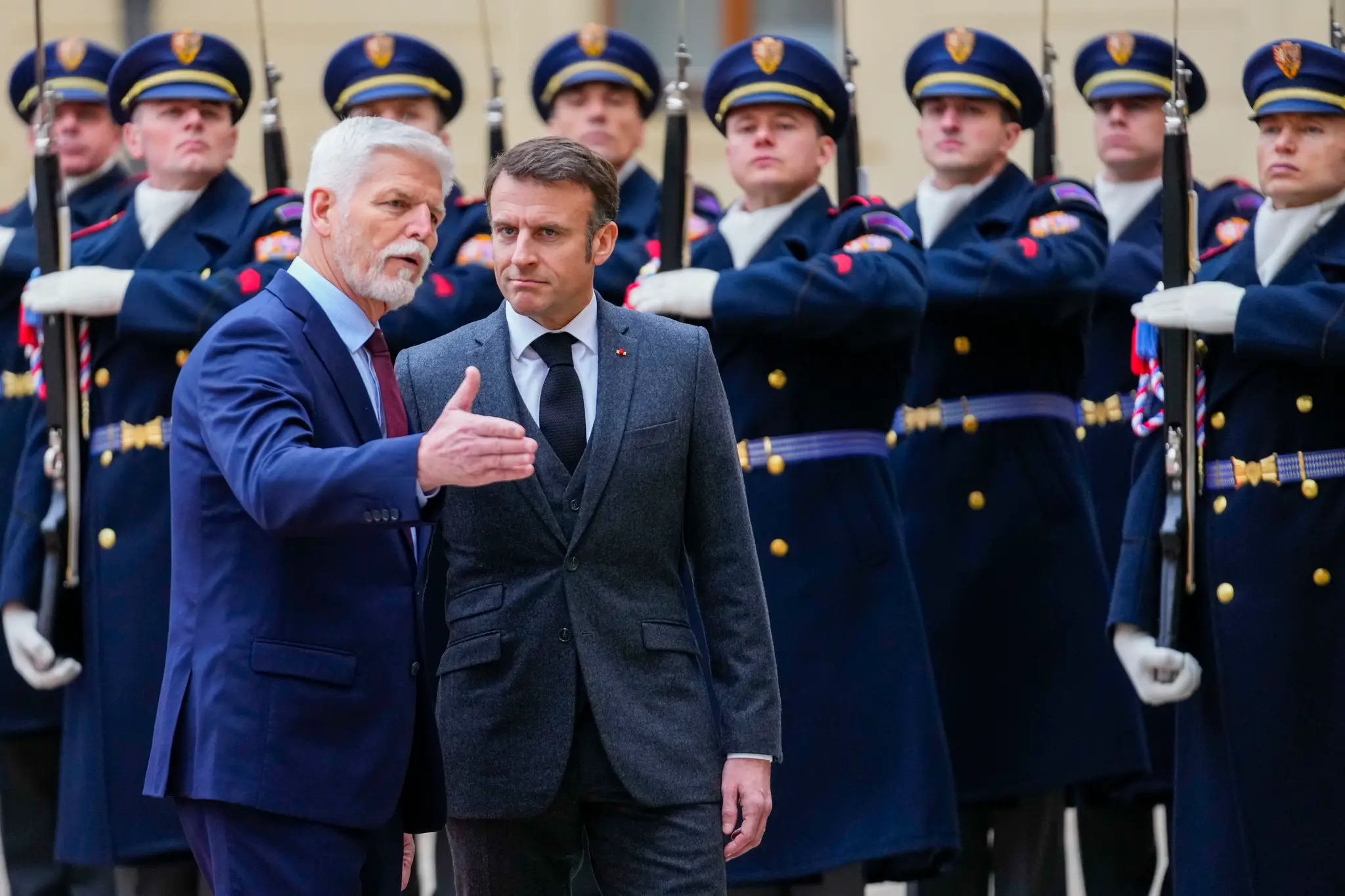 Český prezident Petr Pavel (vľavo) víta svojho francúzskeho partnera Emmanuela Macrona počas prehliadky čestnej stráže.