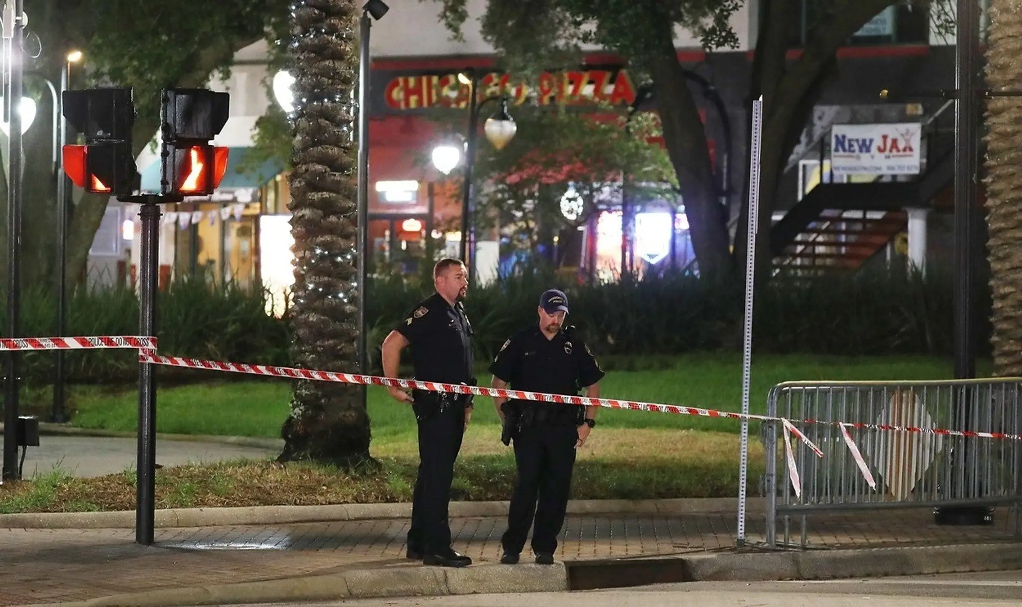 Policajti stoja pred budovou v meste Jacksonville, v ktorej David Katz zastrelil dvoch ľudí.