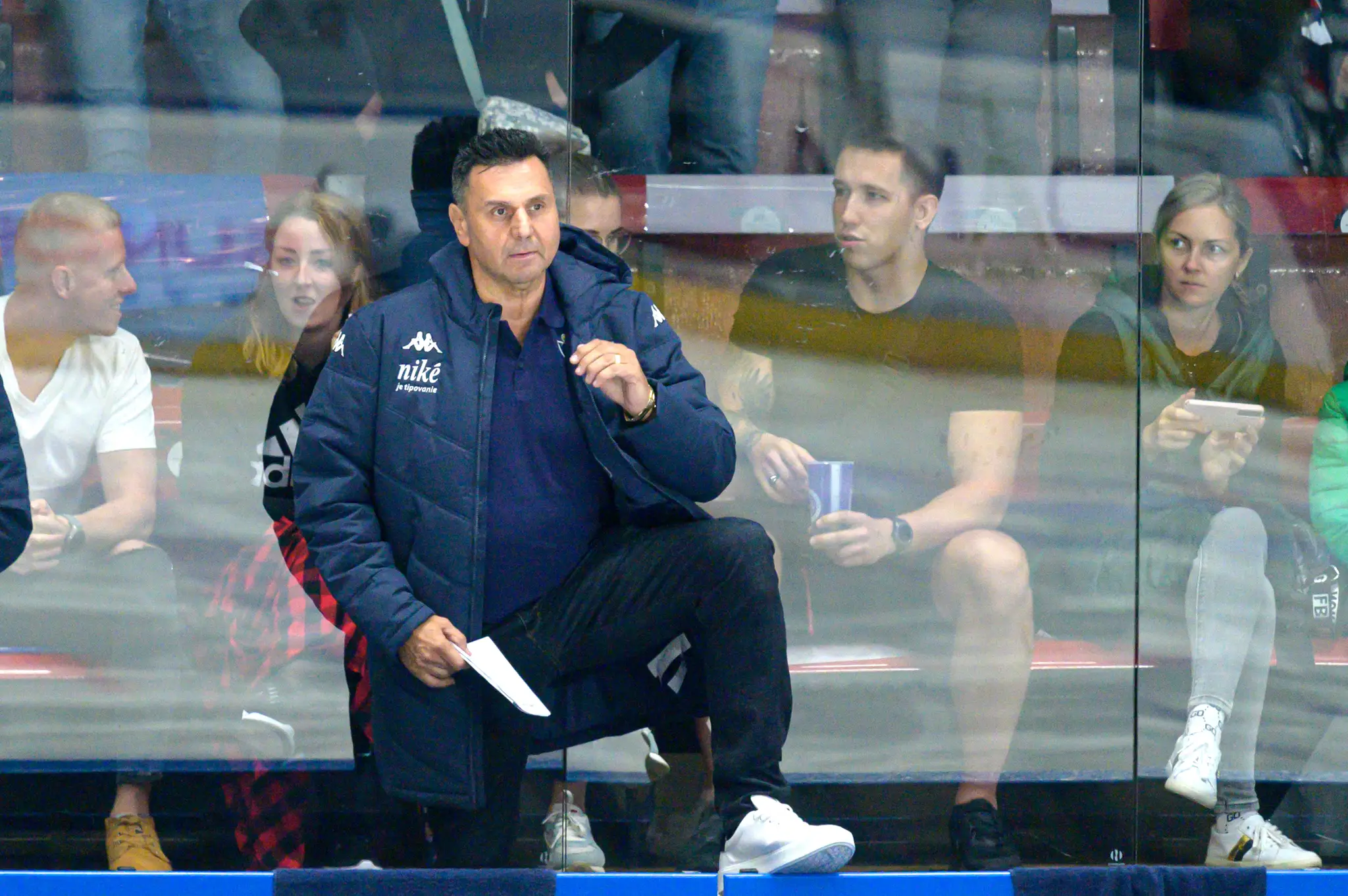 Vladimír Růžička sleduje zo striedačky zápas 5. kola hokejovej Tipos extraligy HK Nitra - Slovan Bratislava v Nitre. 