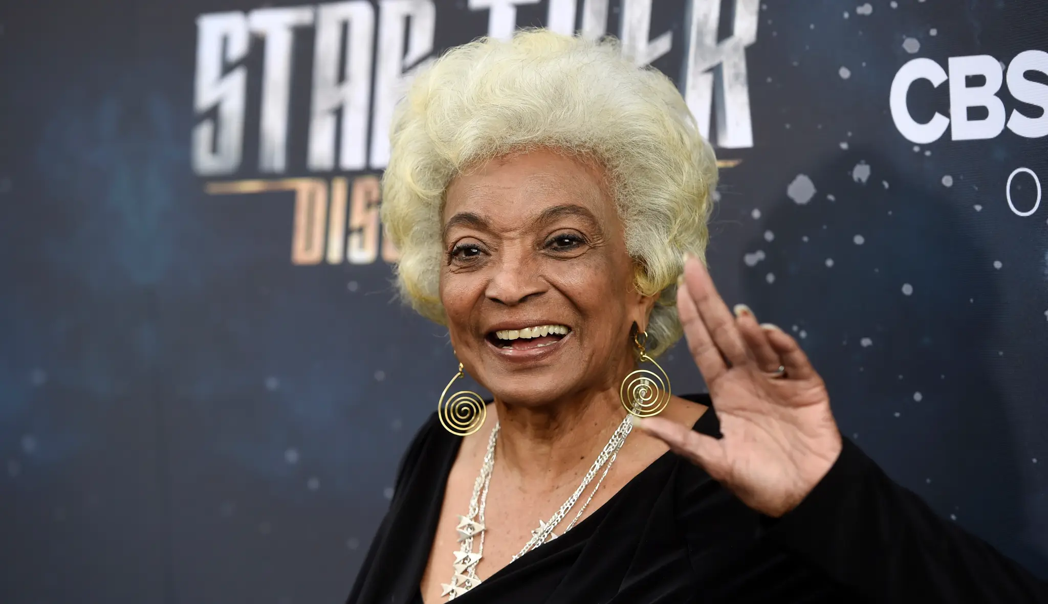 Na archívnej snímke z 19. septembra 2017 Nichelle Nicholsová prichádza na premiéru televízneho seriálu Star Trek Discovery! v Los Angeles.