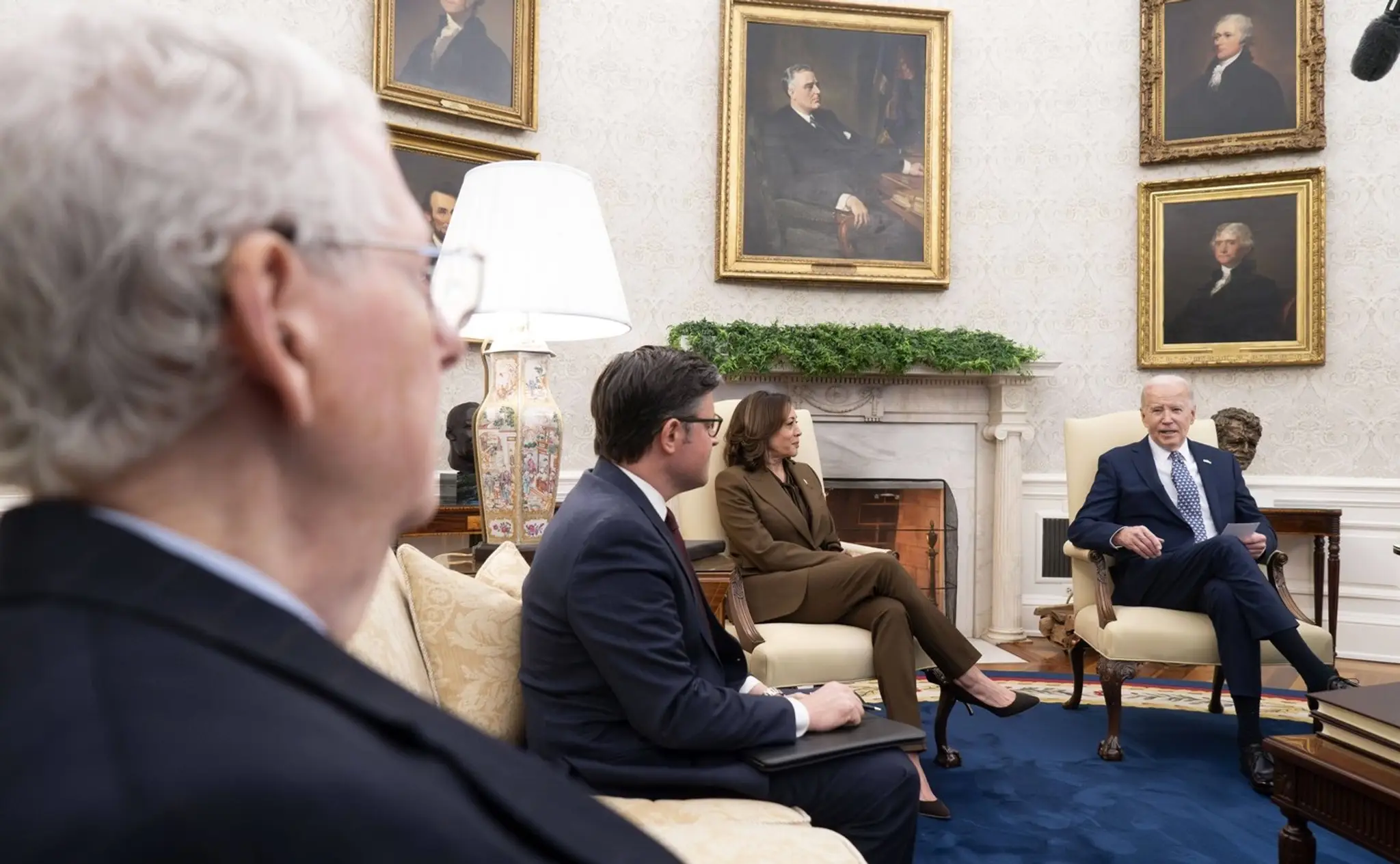 Republikáni Mitch McConnell a Mike Johnson v Bielom dome.