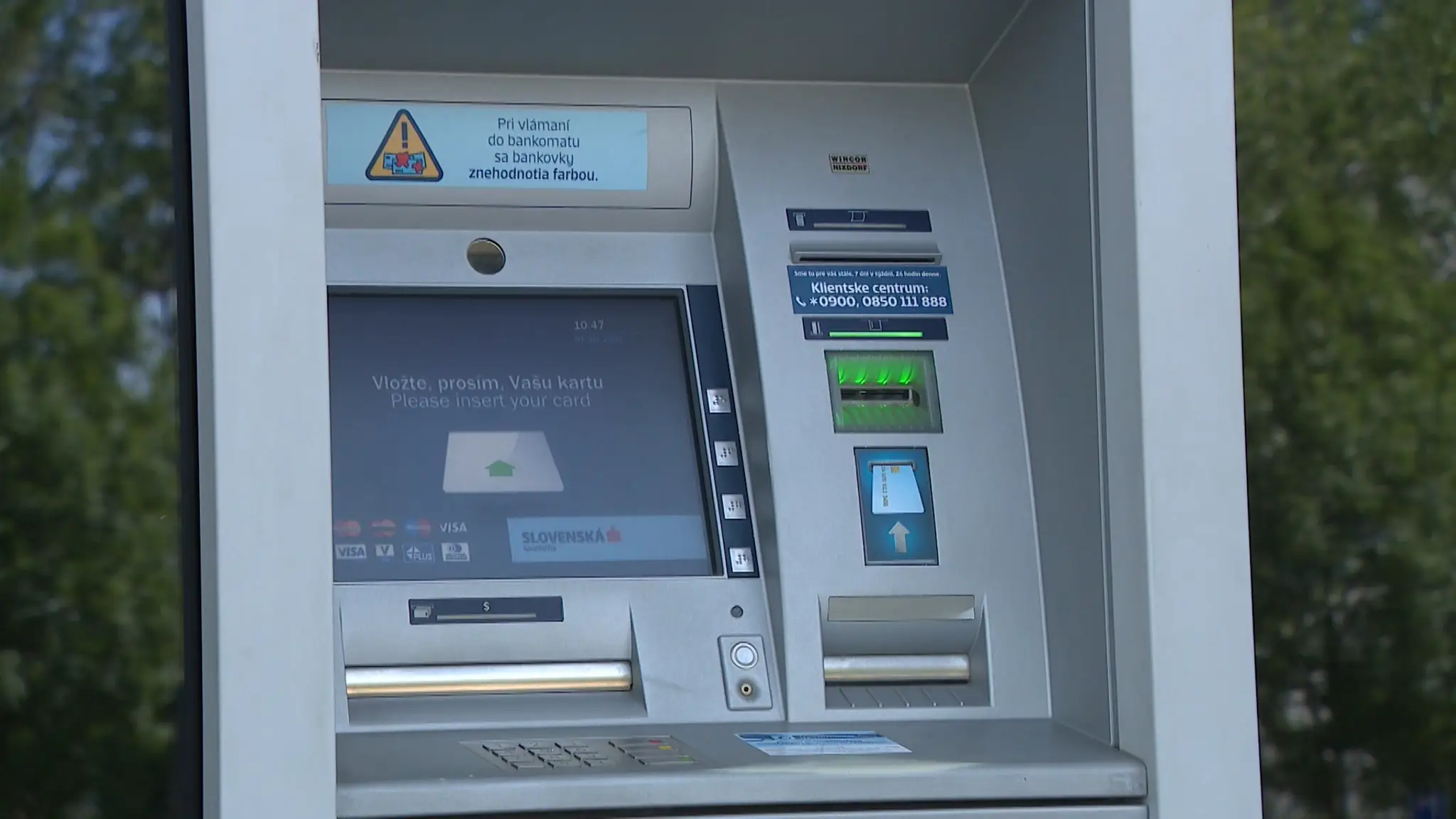 lustračná snímka bankomatu