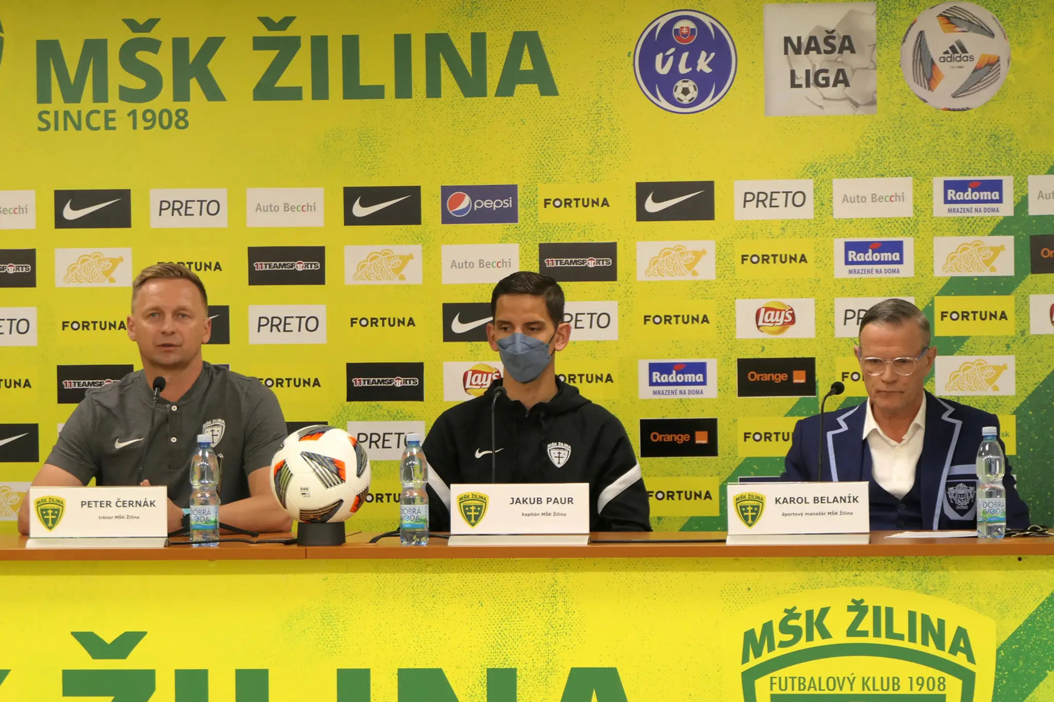 tréner MŠK Žilina Peter Černák, hráč MŠK Žilina Jakub Paur a športový manažér MŠK Žilina Karol Belaník.