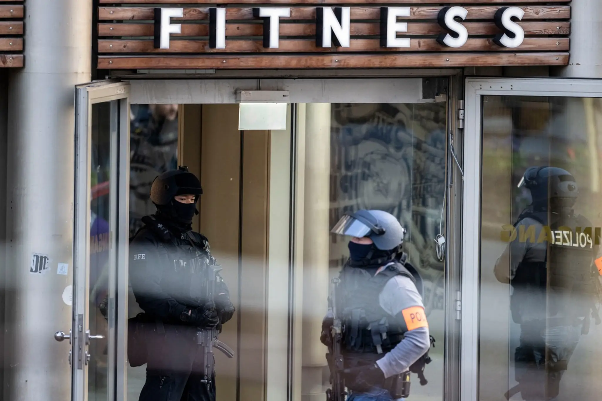 Polícia pred fitnescentrom v Duisburgu.