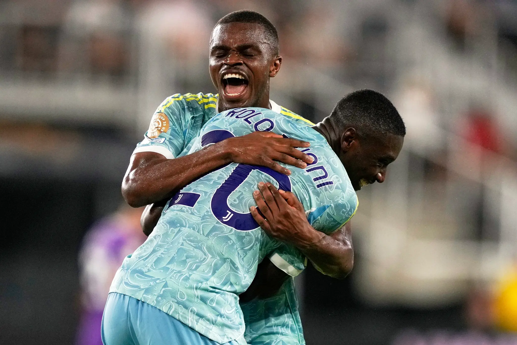 Na snímke hráči Juventusu Randal Kolo Muani (v popredí) a Pierre Kalulu sa radujú z gólu.