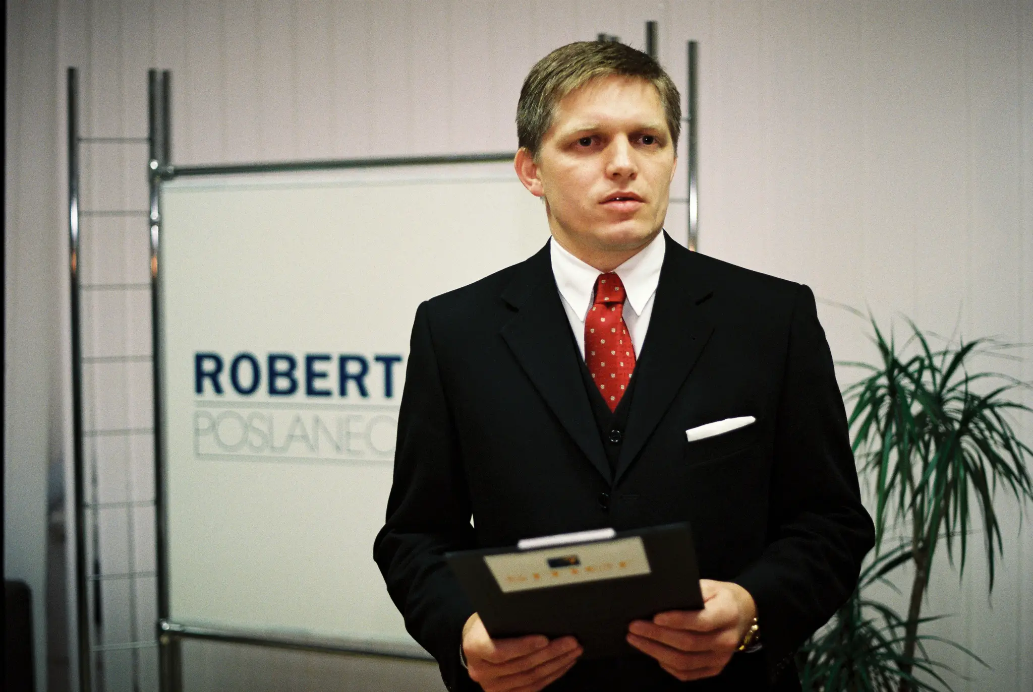 Poslanec Robert Fico predstavil svoju novú politickú stranu Smer v roku 1999.
