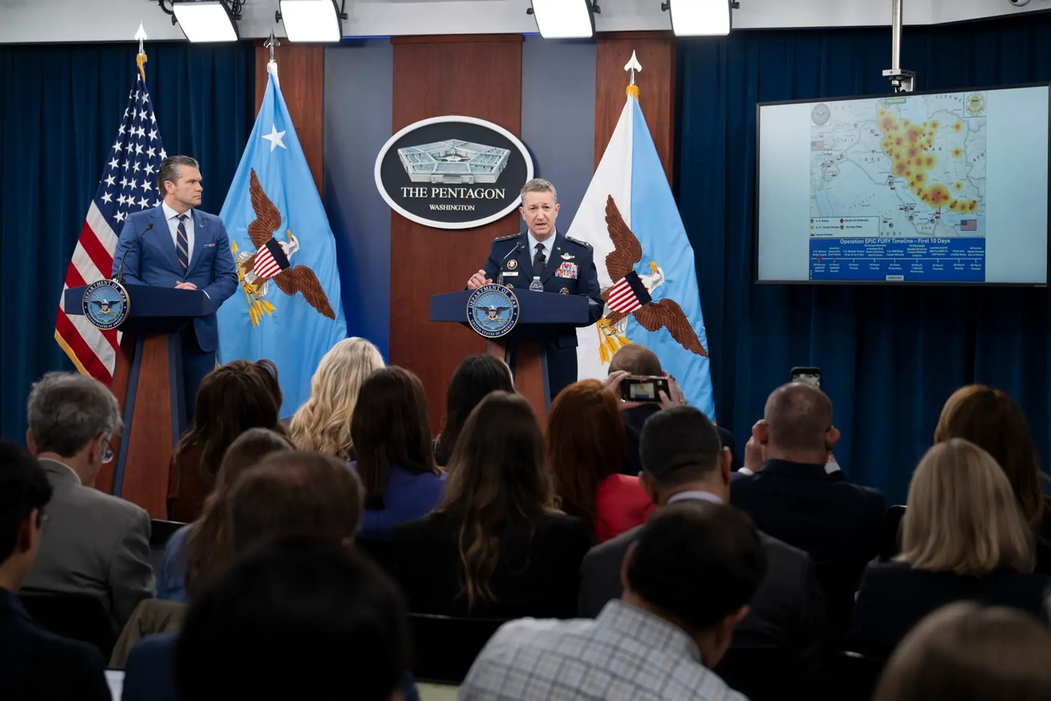 Minister vojny Pete Hegseth a predseda Spojeného štábu ozbrojených síl USA generál Dan Caine vedú tlačovú konferenciu o operácii Epic Fury.