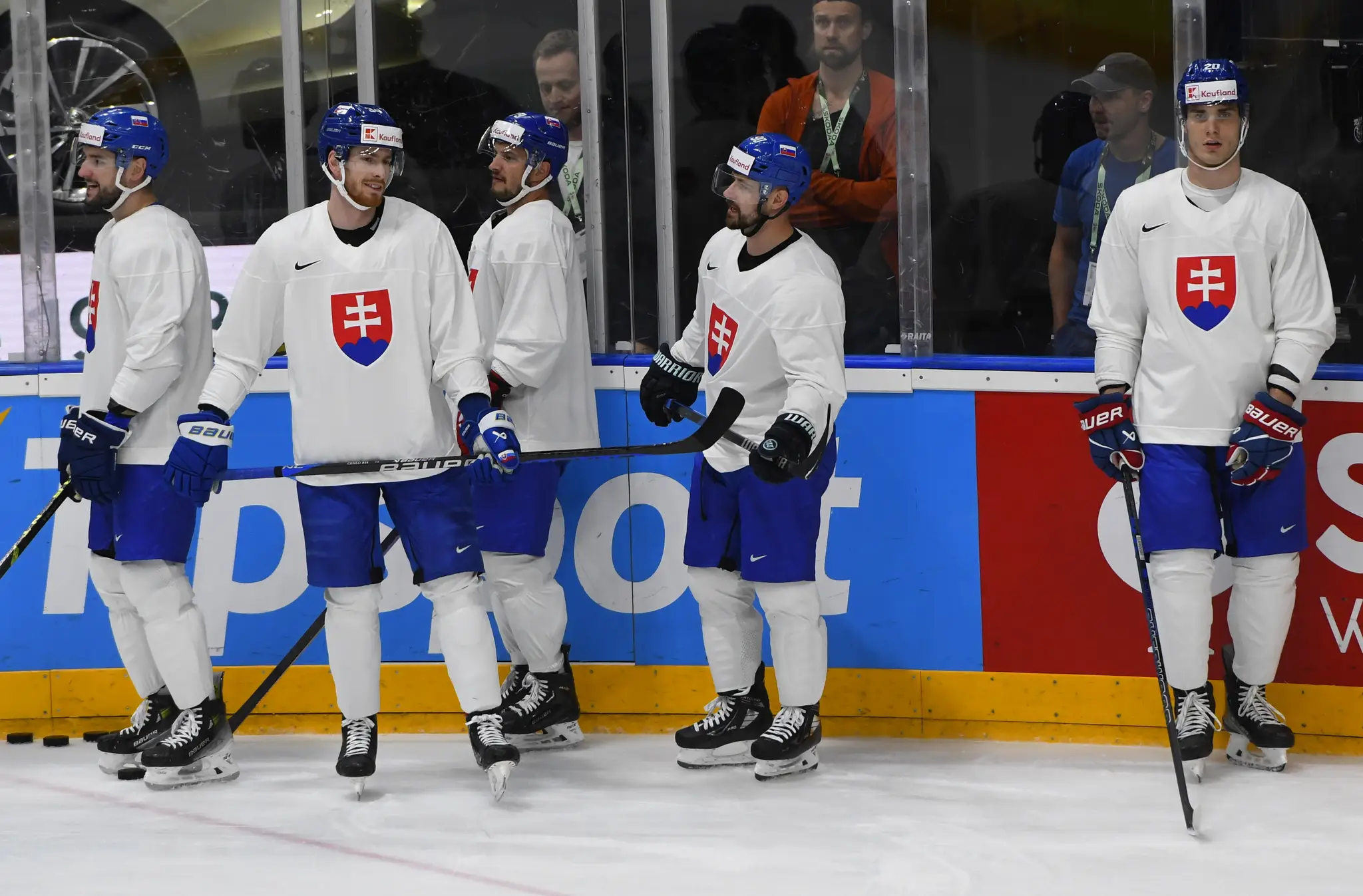Zava Lukáš Cingel, Peter Cehlárik, Libor Hudáček, Tomáš Tatar a Juraj Slafkovský počas tréningu na MS 2024.