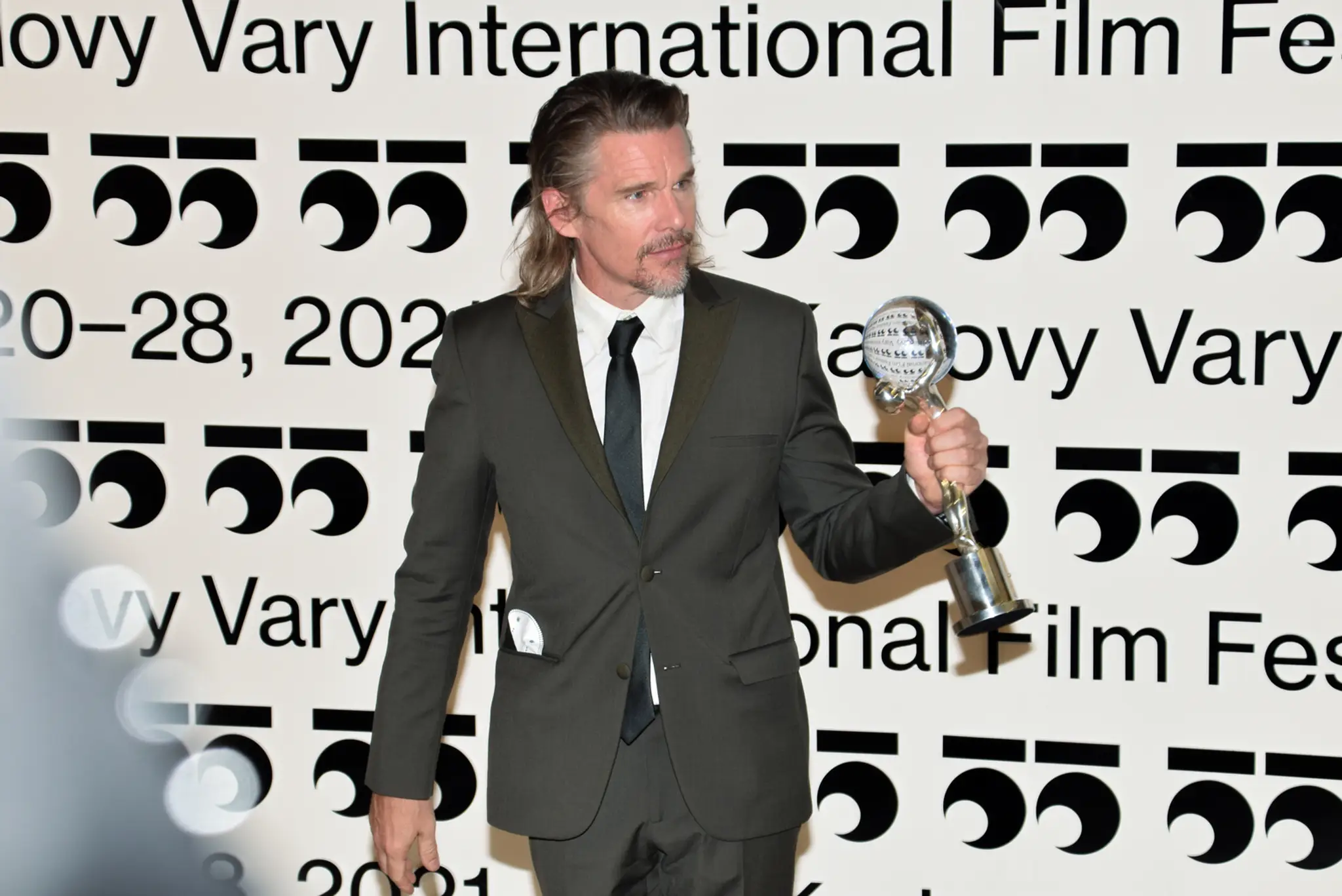 Ethan Hawke na záverečnom ceremoniáli 55. ročníka MFF KV