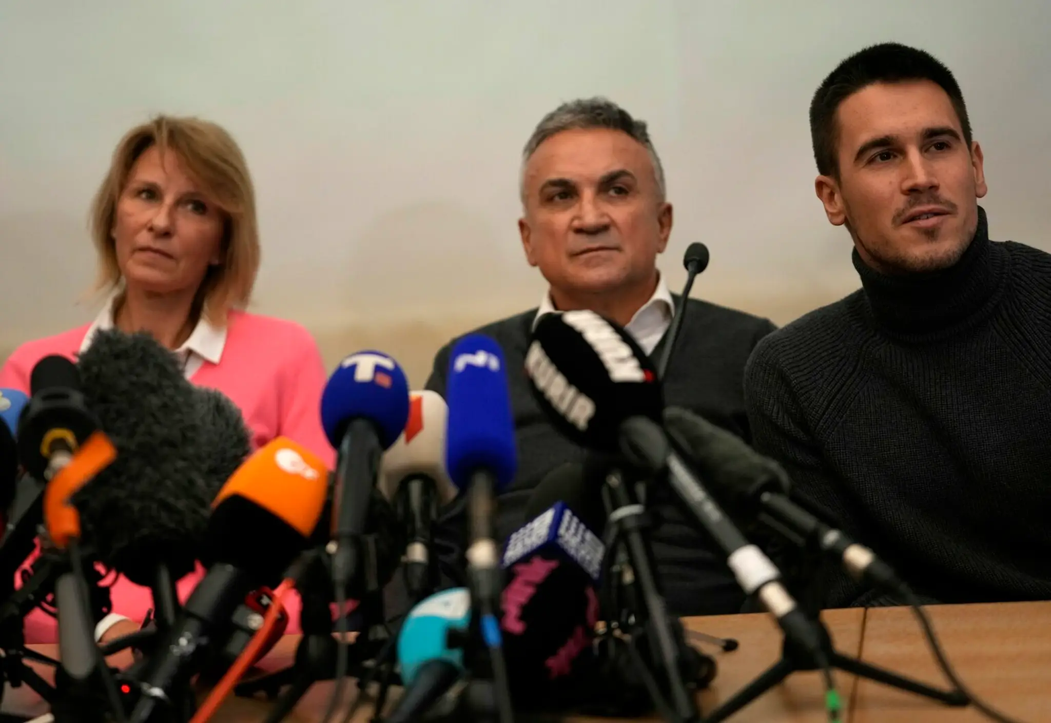 Otec Novaka Djokoviča Srdjan (v strede), vľavo matka Dijana a vpravo brat Djordje.