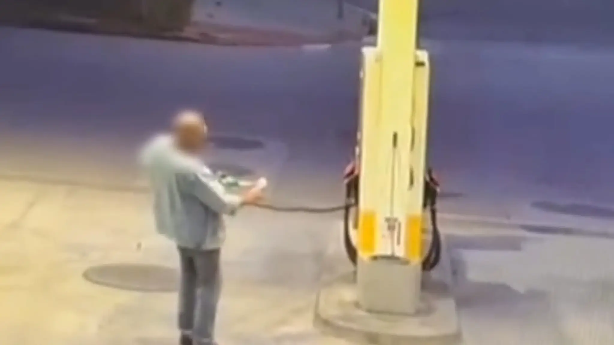 Muž vyčíňal na pumpe