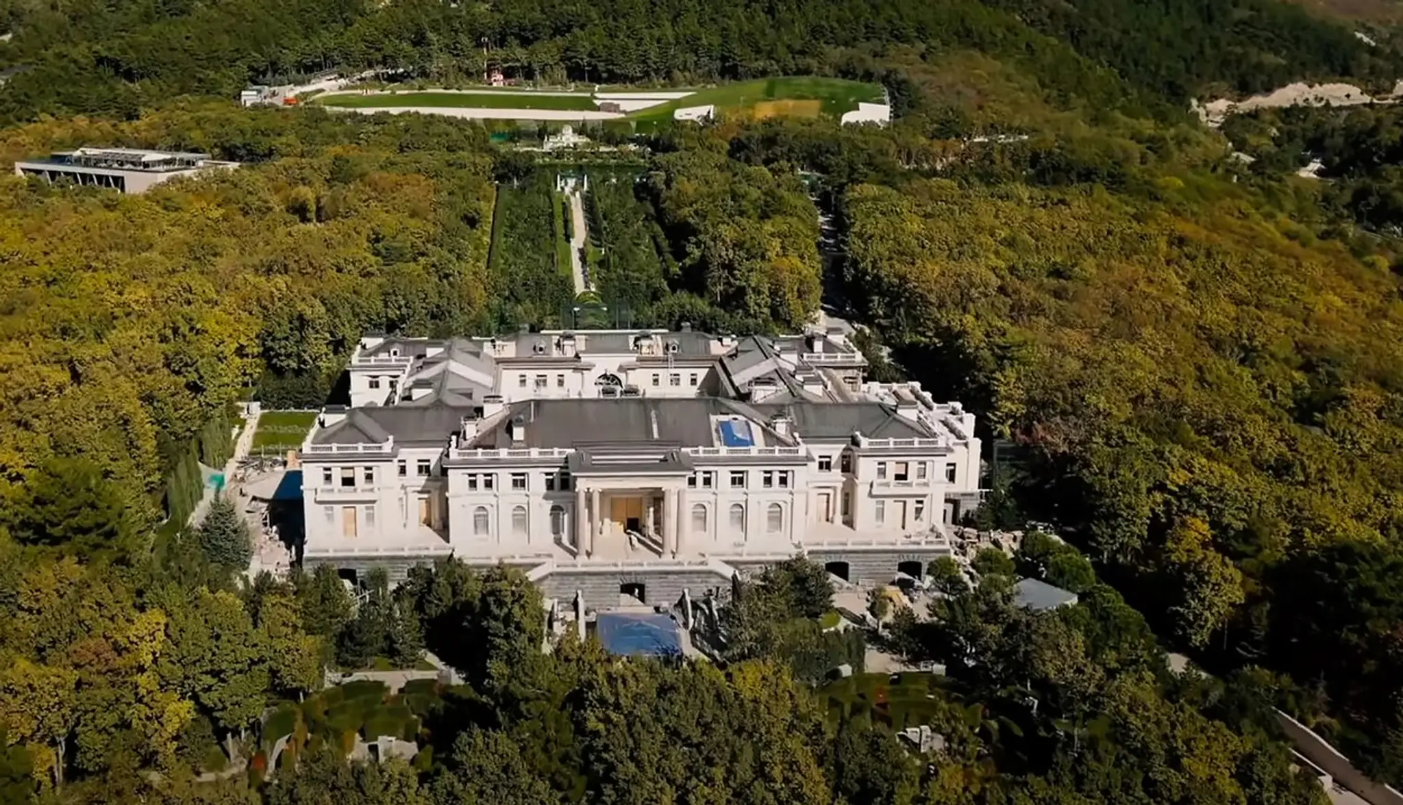 Putinov palác na brehu Čierneho mora.