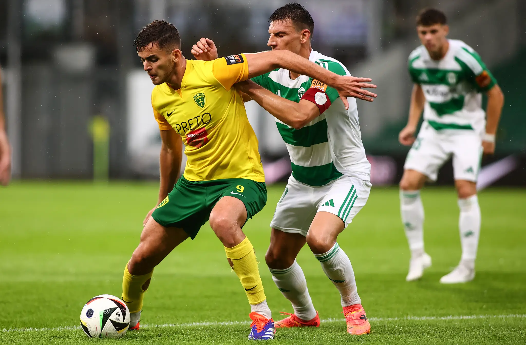 Na snímke zľava v súboji o loptu Denis Alijagič (Žilina) a Oliver Podhorin (Skalica)