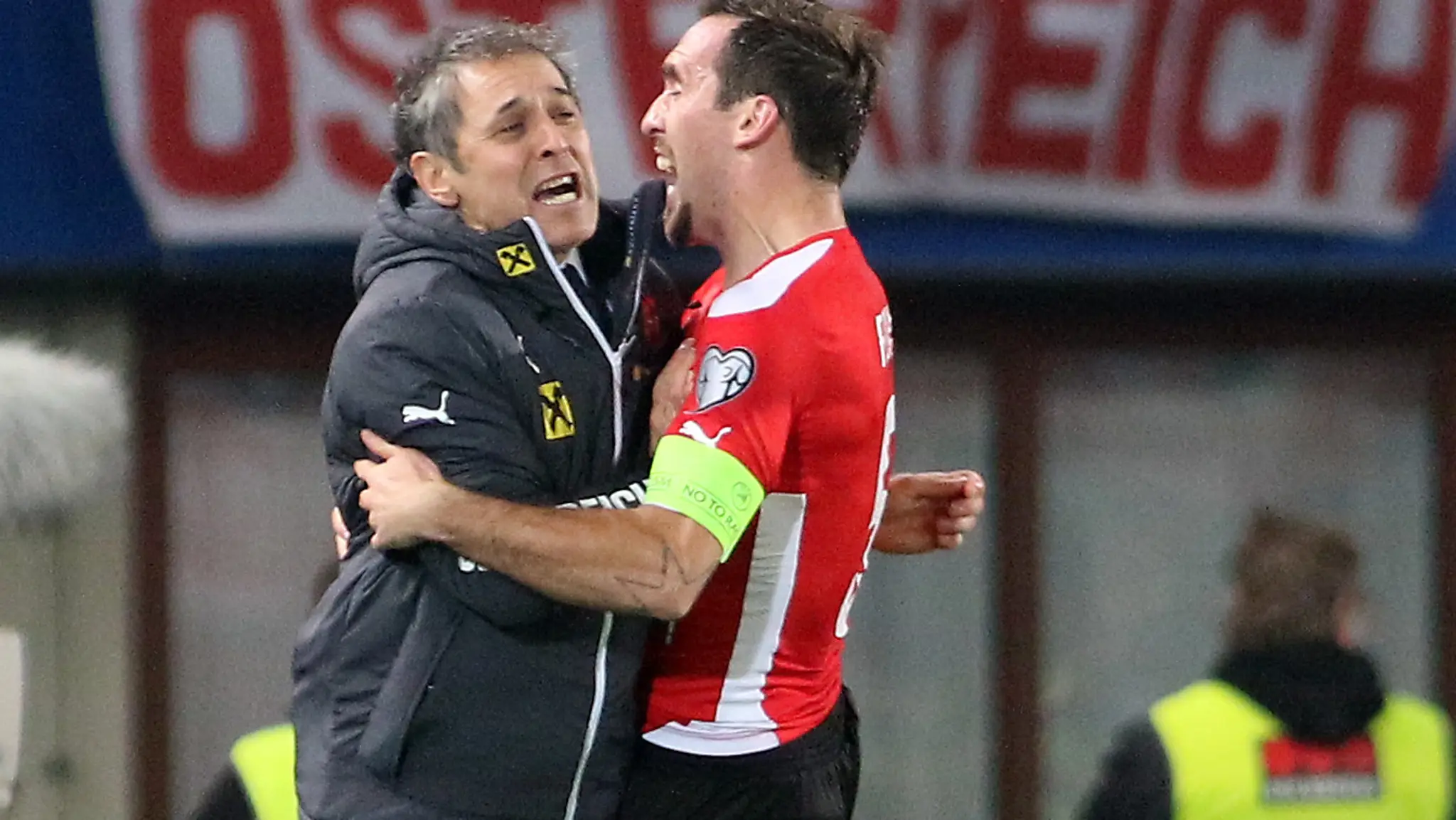 Tréner rakúskej futbalovej reprezentácie Marcel Koller (vľavo) sa raduje z gólu s Christianom Fuchsom.