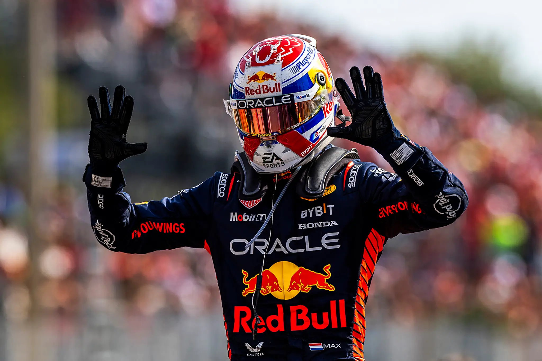 Holanďan Max Verstappen na Red Bulle zaznamenal desiate víťazstvo za sebou.