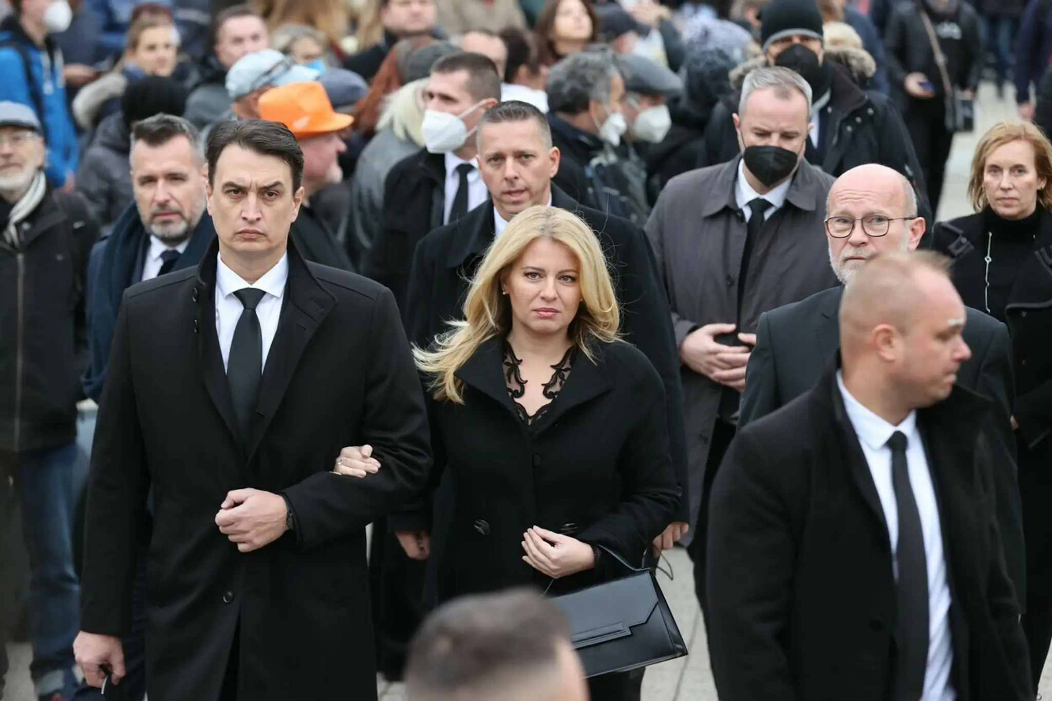 Prezidentka SR Zuzana Čaputová s partnerom na poslednej rozlúčke Mekyho Žbirku