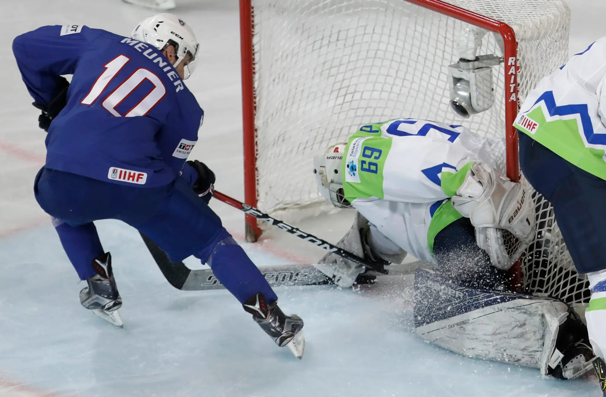 Matija Pintarič (vpravo) zo Slovinska chytá pokus Francúza Laurenta Meuniera v dueli MS 2017.