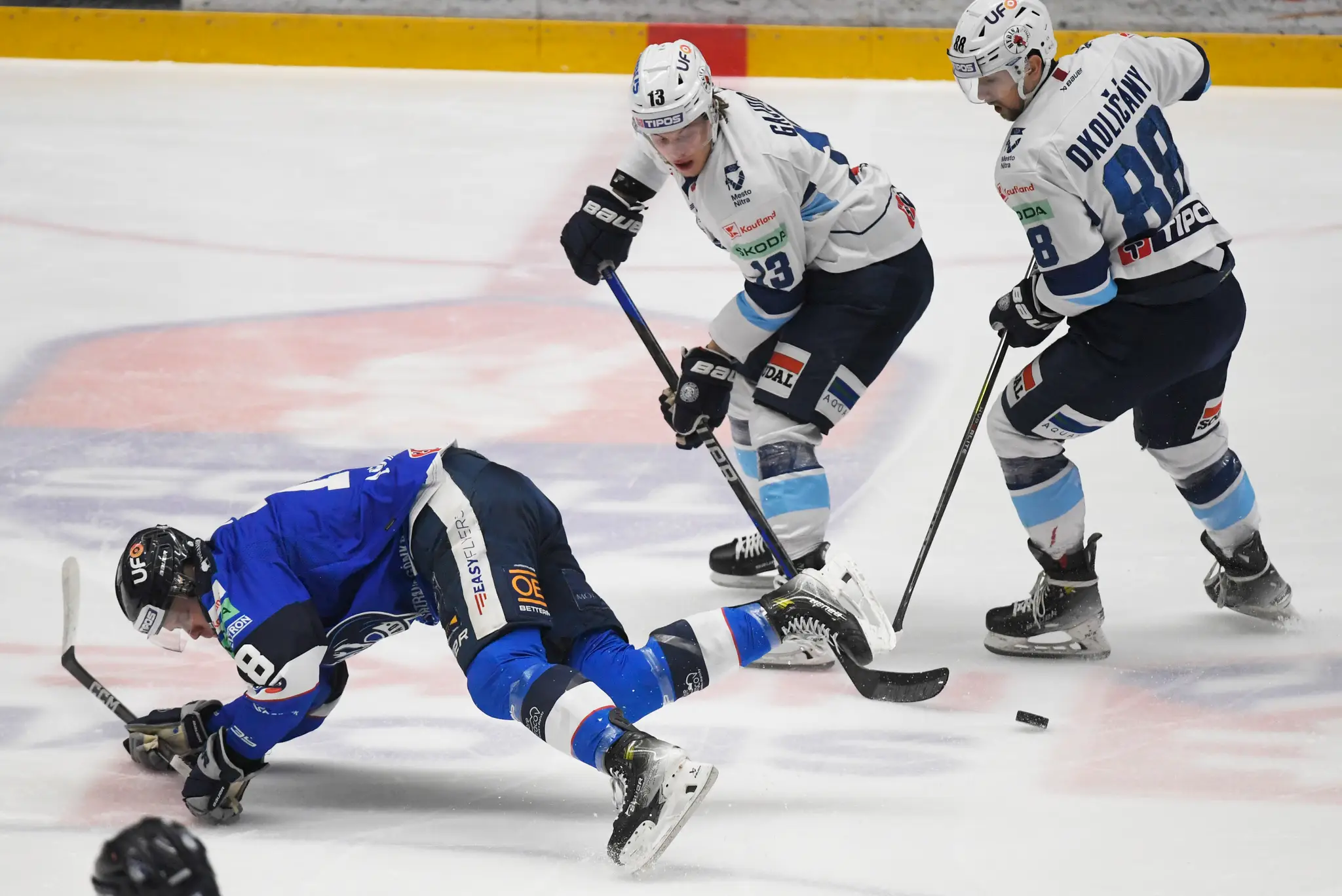 Andrej Kukuča (HK Poprad) a František Gajdoš a David Okoličány (obaja HK Nitra) v druhom zápase štvrťfinále play off