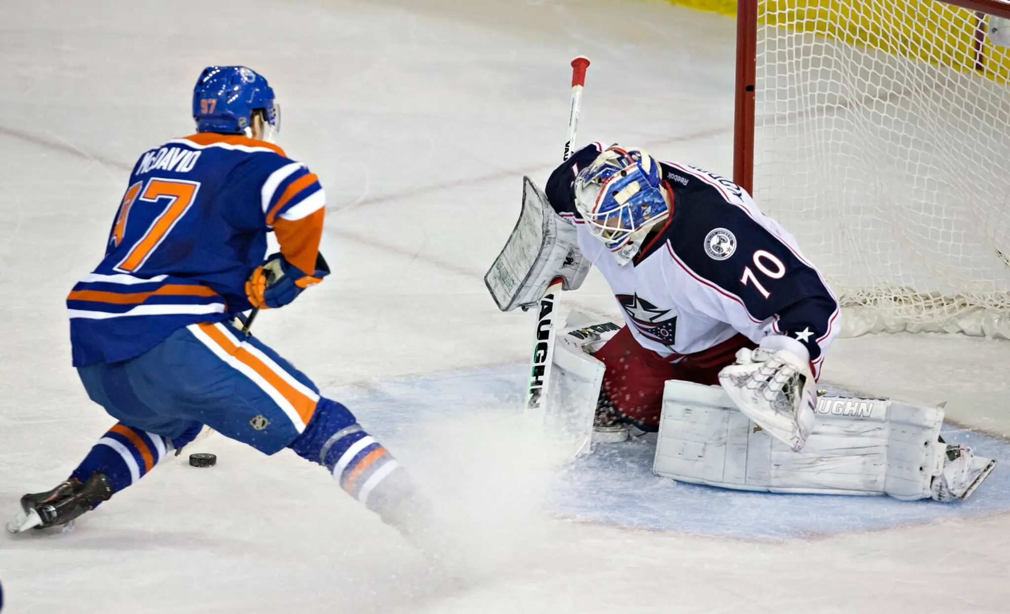 Nováčik Connor McDavid prekonáva brankára Joonasa Korpisala hneď v prvom zápase po zotavení zo zranenia.