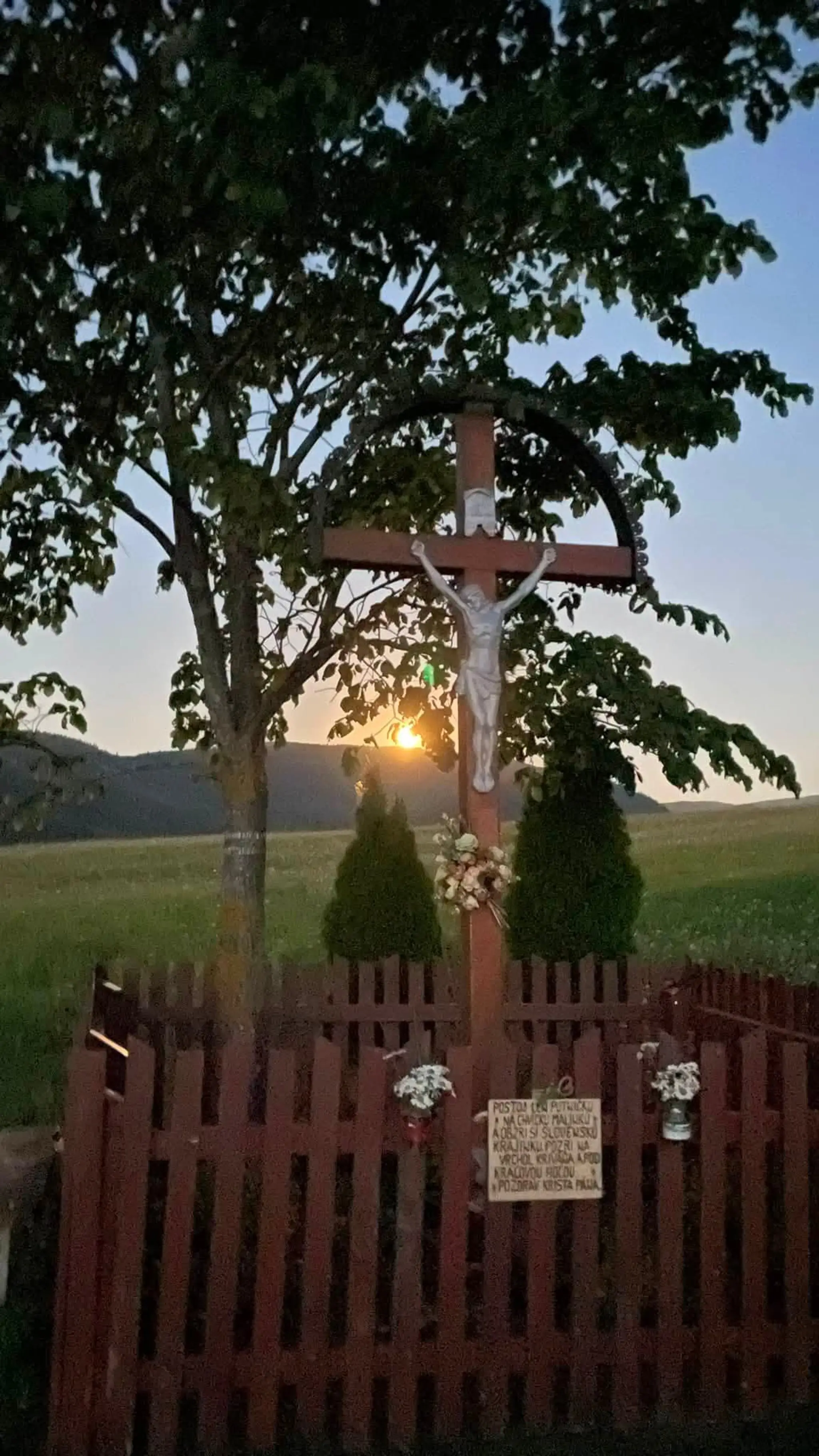 Nočnú oblohu ovládol Jelení Mesiac.