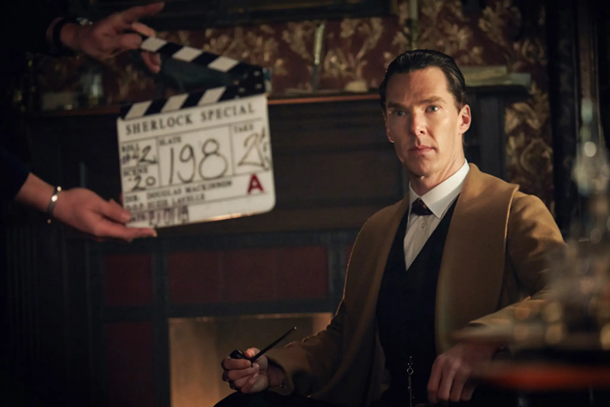Benedict Cumberbatch pri nakrúcaní špeciálu Sherlock.