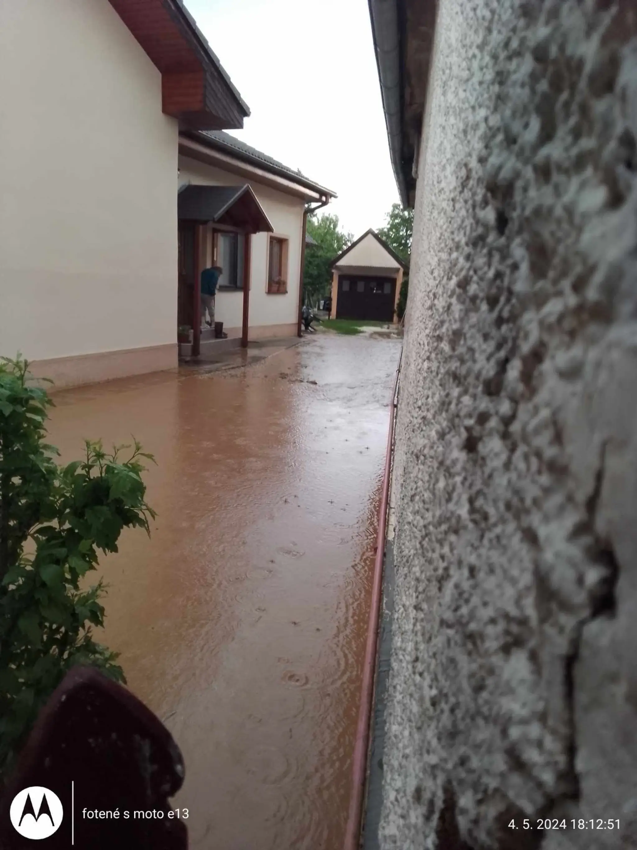 Škody po bleskových povodniach v Návojovciach.
