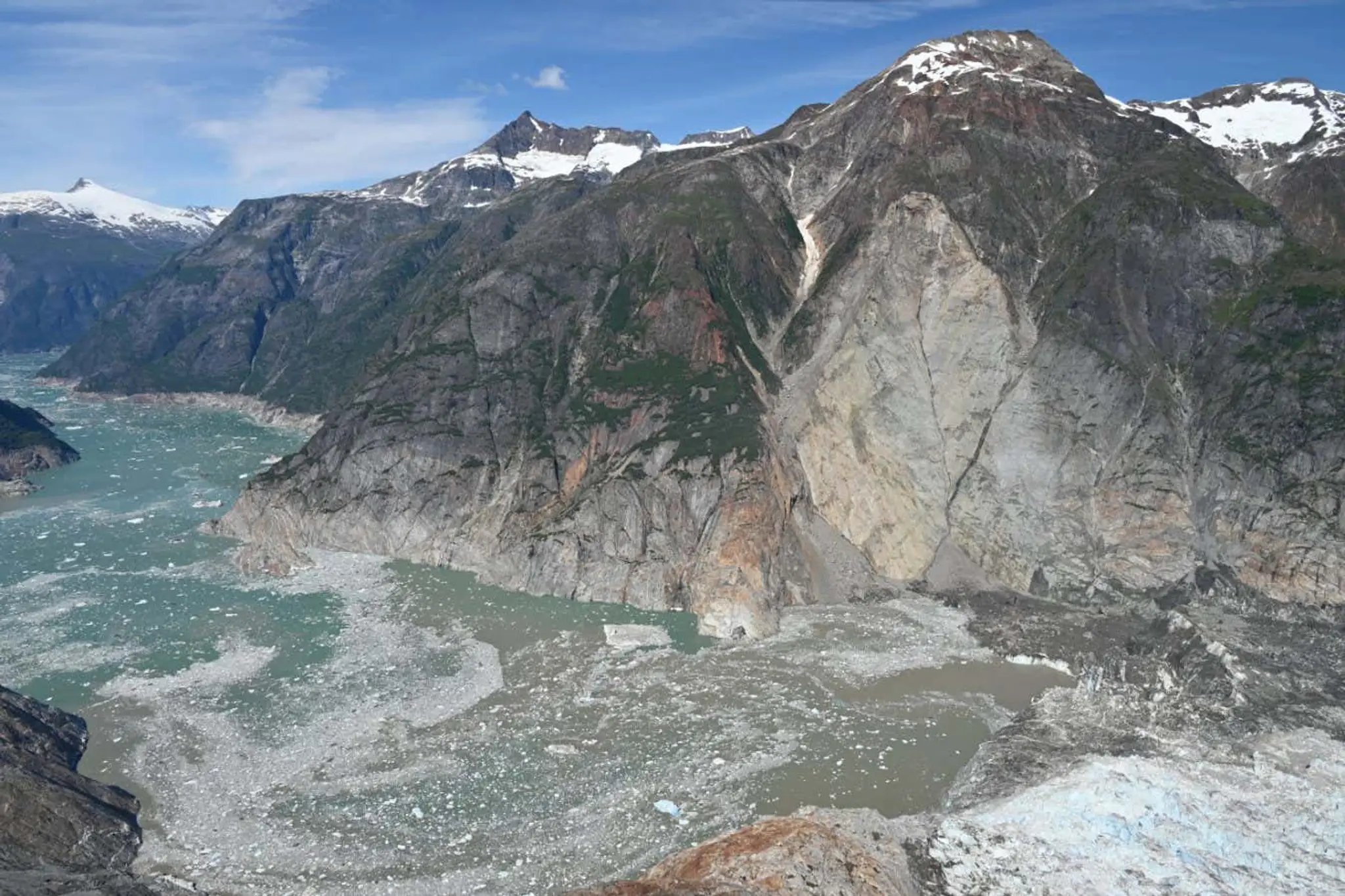 Tracy Arm fjord po cunami vyvolanej zosuvom pôdy.