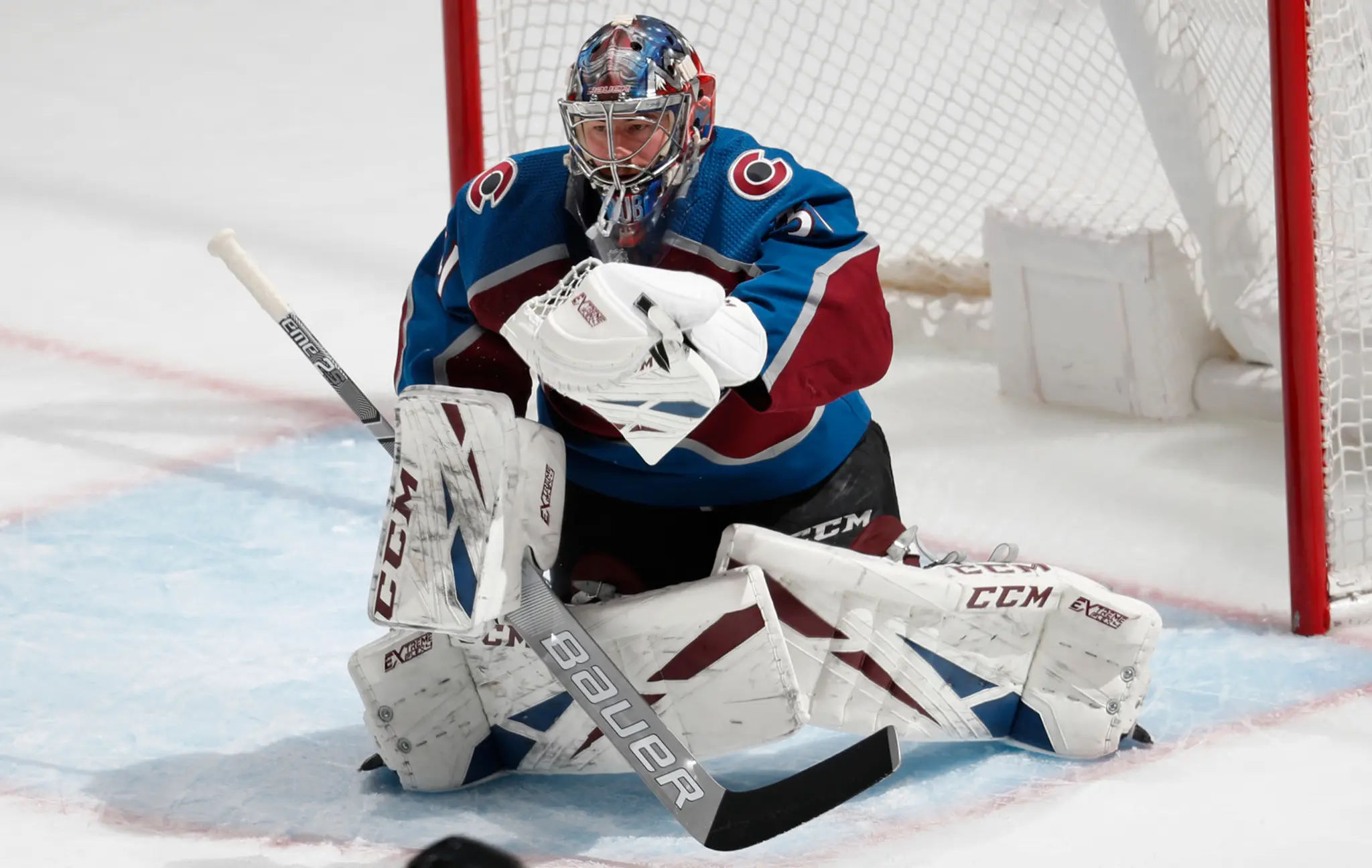 Zľava Patrik Nemeth, Cale Makar, Mikko Rantanen a Tyson Barrie z Colorada oslavujú gól v 1. kole play off proti Calgary.